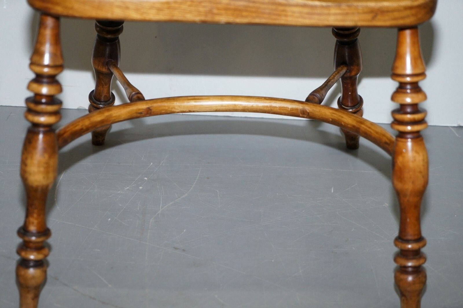 photo furniture English Classic Antique Victorian 19th Century Elm Hoop Back Windsor Armchair