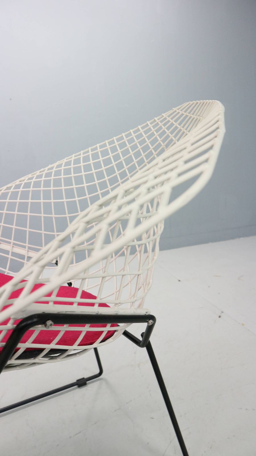 Diamond Chair By Harry Bertoia In White & Black Metal And New Seating 1960s photo 590.0