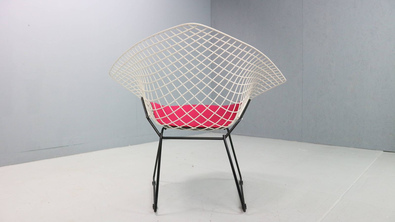 590.0 Diamond Chair By Harry Bertoia In White & Black Metal And New Seating 1960s photo
