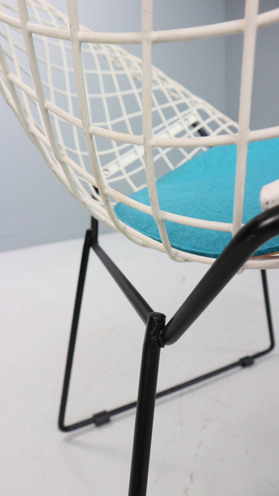 Diamond Chair By Harry Bertoia In White & Black Metal And New Blue Seating photo 590.0