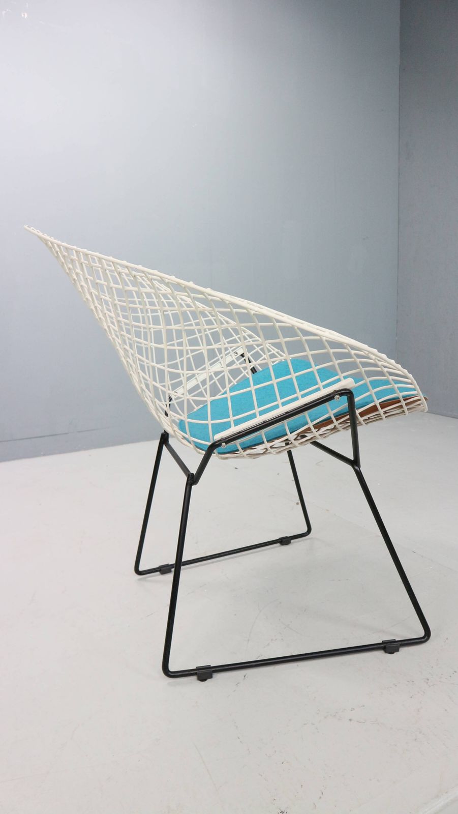 photo vinterior Diamond Chair By Harry Bertoia In White & Black Metal And New Blue Seating