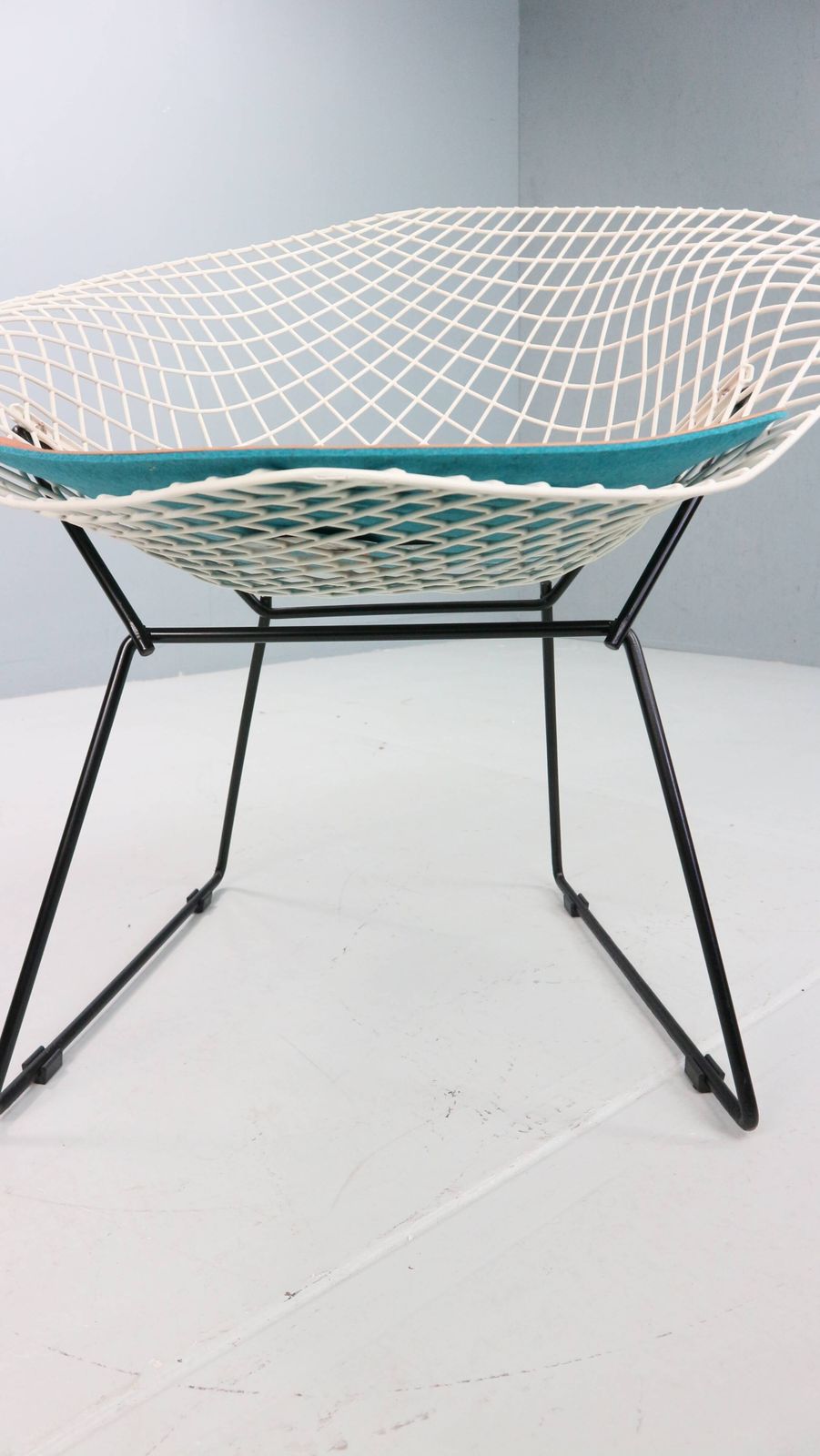 photo furniture Diamond Chair By Harry Bertoia In White & Black Metal And New Leather Seati