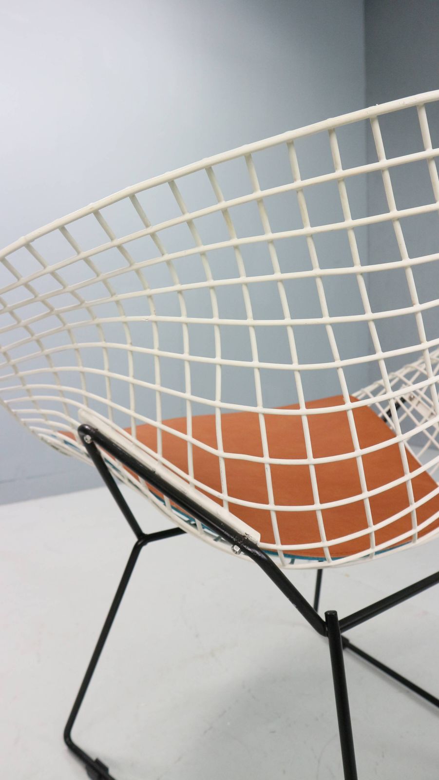 photo vinterior Diamond Chair By Harry Bertoia In White & Black Metal And New Leather Seati