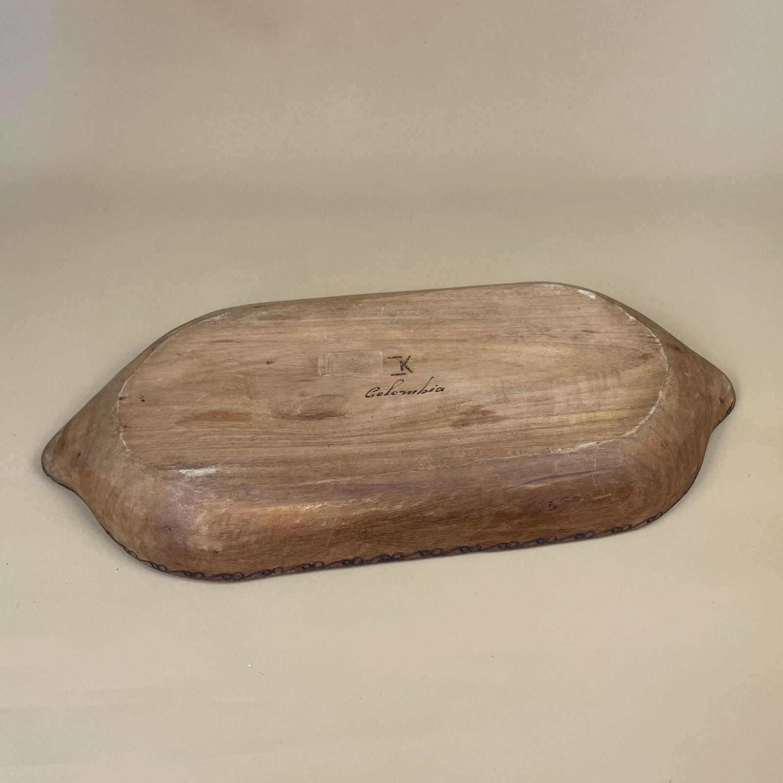 photo furniture Vintage Colombian Wooden Display Tray Handmade Brown Smooth Wood Long Rounded South American Long Serving Plate Bowl Decorative Pattern Edge