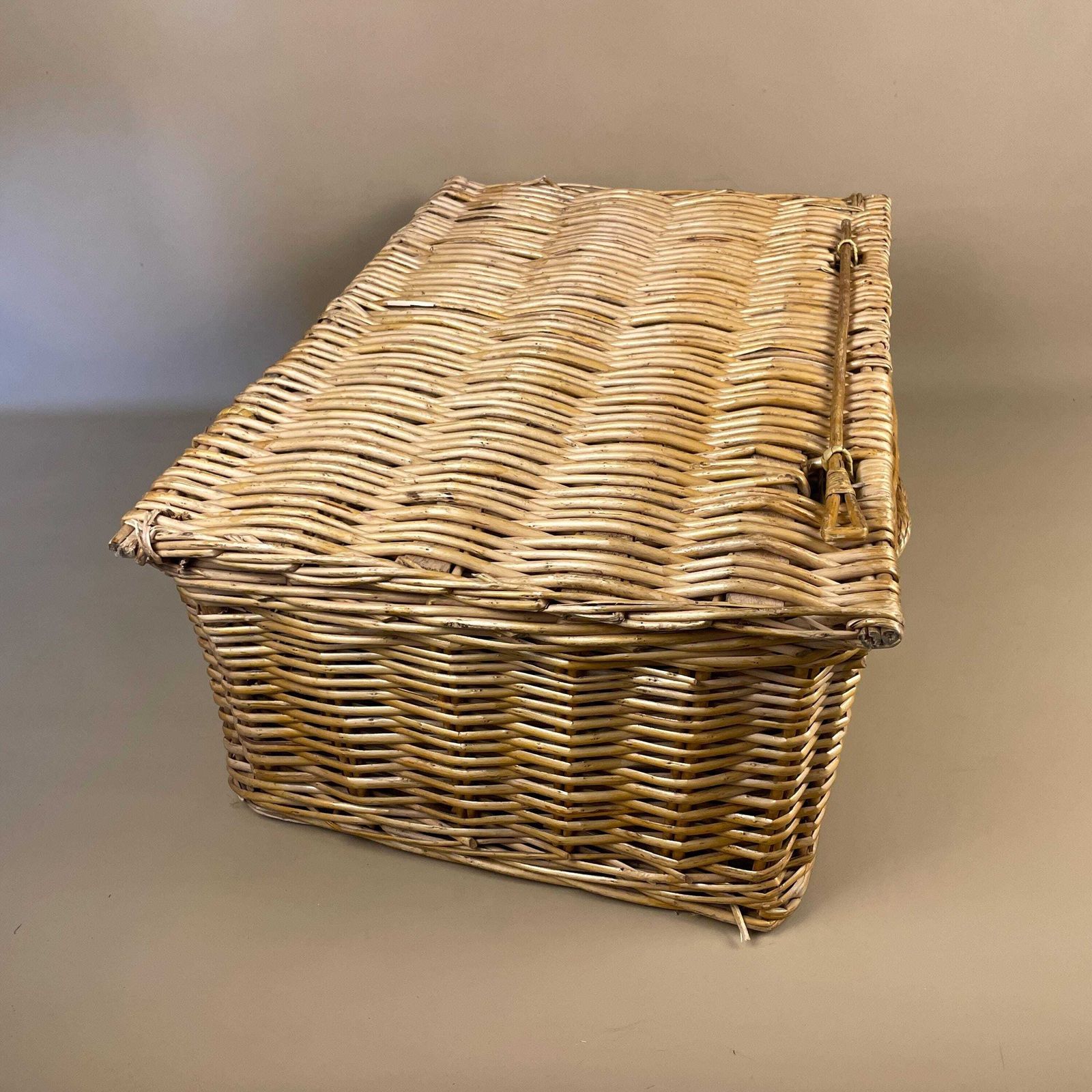 Rectangle Basket Woven Wicker Brown Antique Storage Lidded Lid Log Toys Tidy Handle Vintage Rectangle Lockable Picnic photo Home Decor