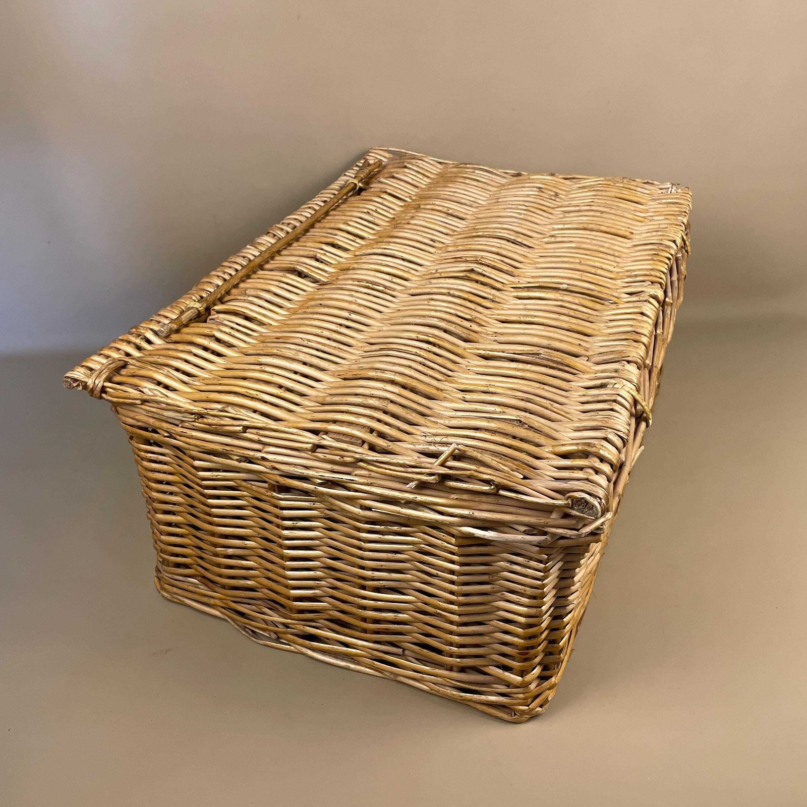 Rectangle Basket Woven Wicker Brown Antique Storage Lidded Lid Log Toys Tidy Handle Vintage Rectangle Lockable Picnic photo vinterior