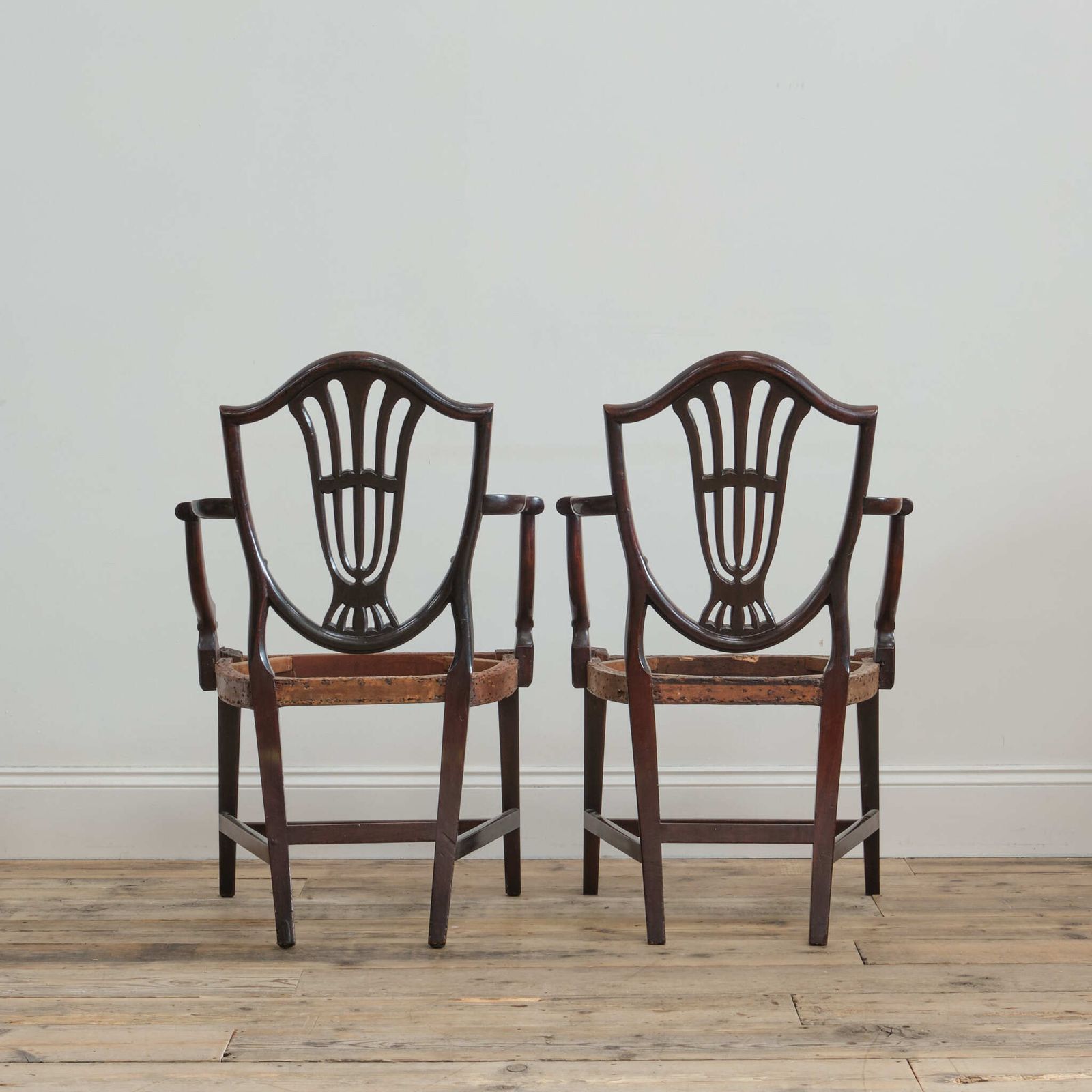Pair Of George III Heppelwhite Mahogany Carver Chairs photo Furniture
