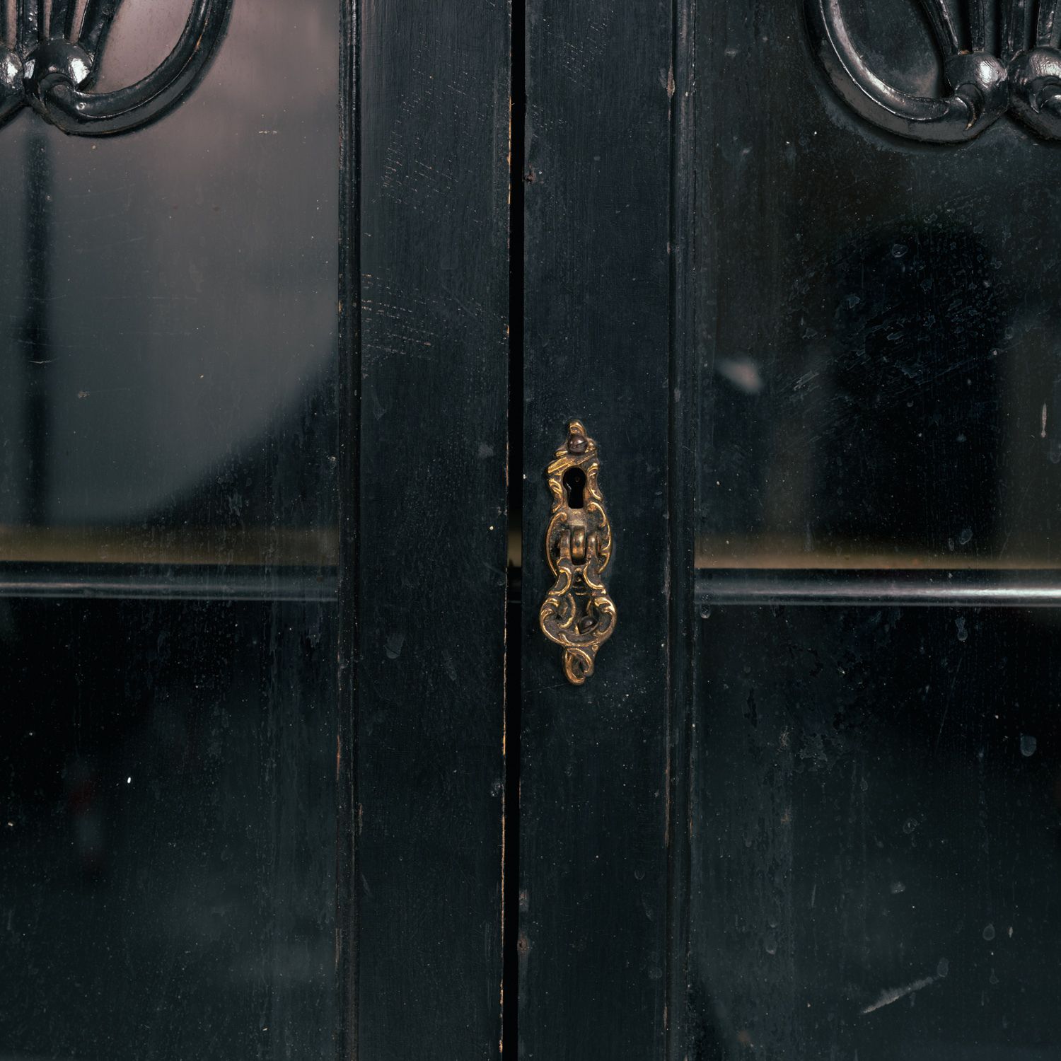 photo vintage Arts & Crafts Parlour Cabinet In Black Ebonised Wood And Mirror Glass From Maddox & Co., England, 1910s