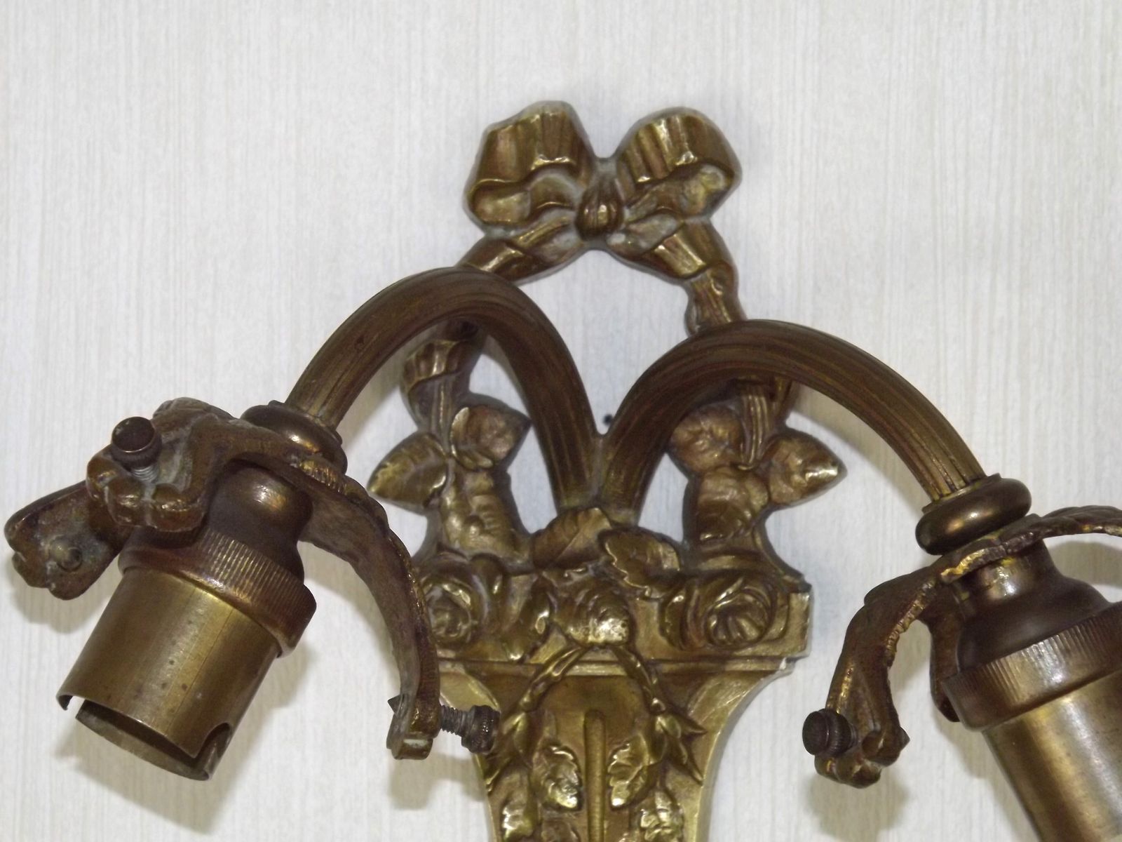 Applique murale double de style Rococo Revival français, en bronze, abat-jour en verre blanc à motifs. Luminaire d'époque. Double applique murale. Détail nœud et ruban. photo Luminaires