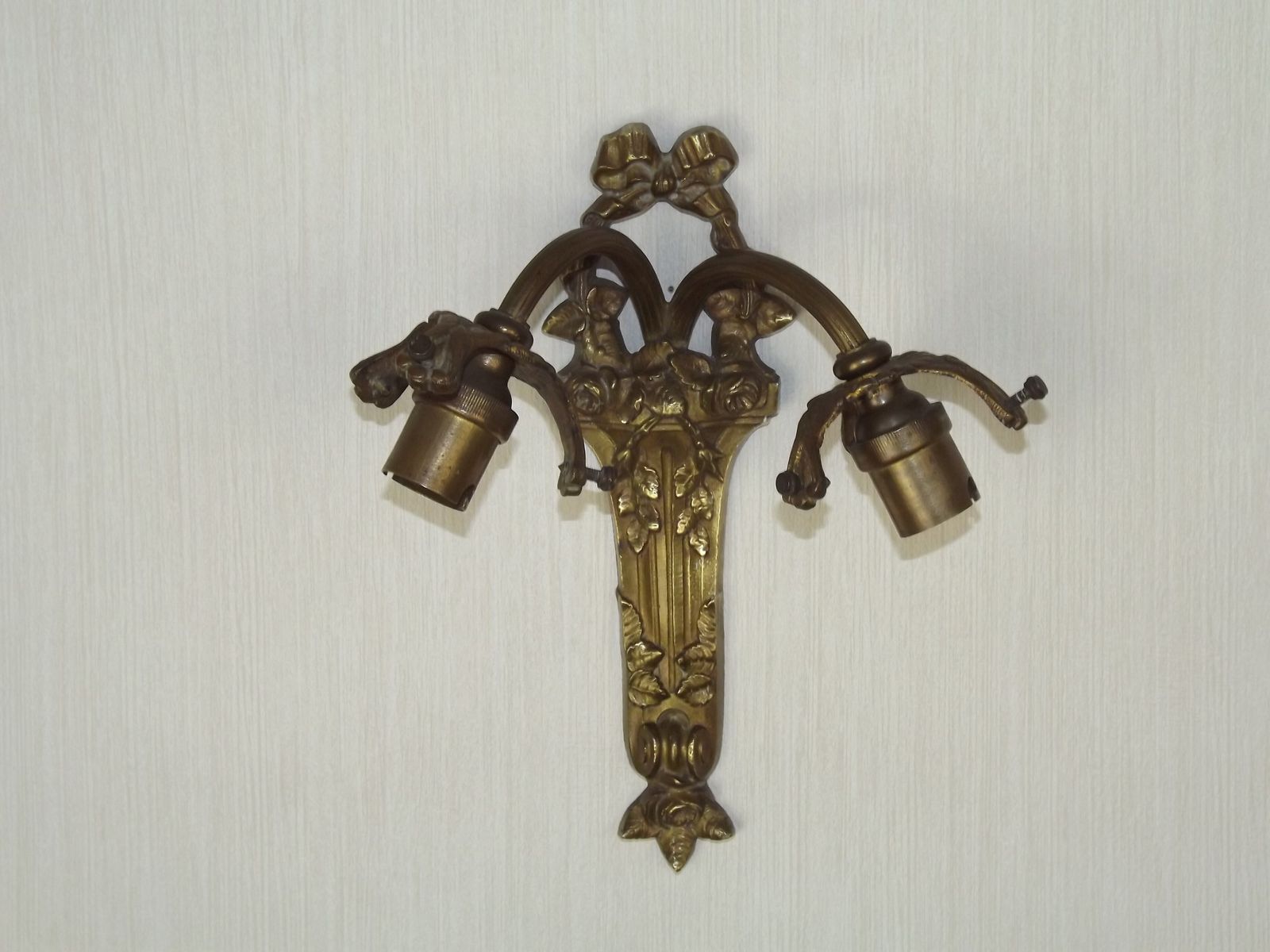 Applique murale double de style Rococo Revival français, en bronze, abat-jour en verre blanc à motifs. Luminaire d'époque. Double applique murale. Détail nœud et ruban. photo vintage