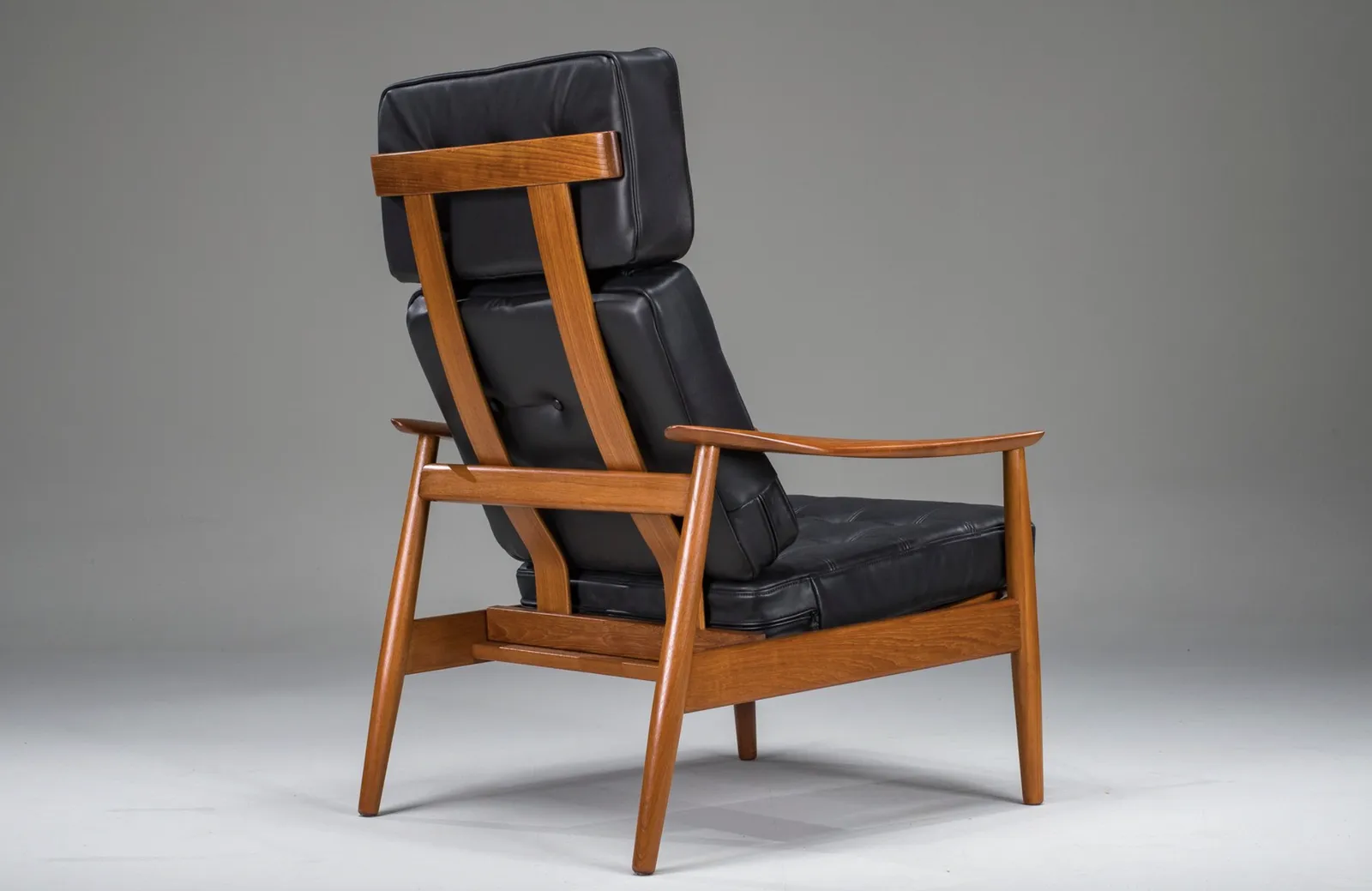 photo furniture Mid Century Modern Fd 164 Armchair In Teak And Black Leather By Arne Vodder For Cado, Denmark, 1960s