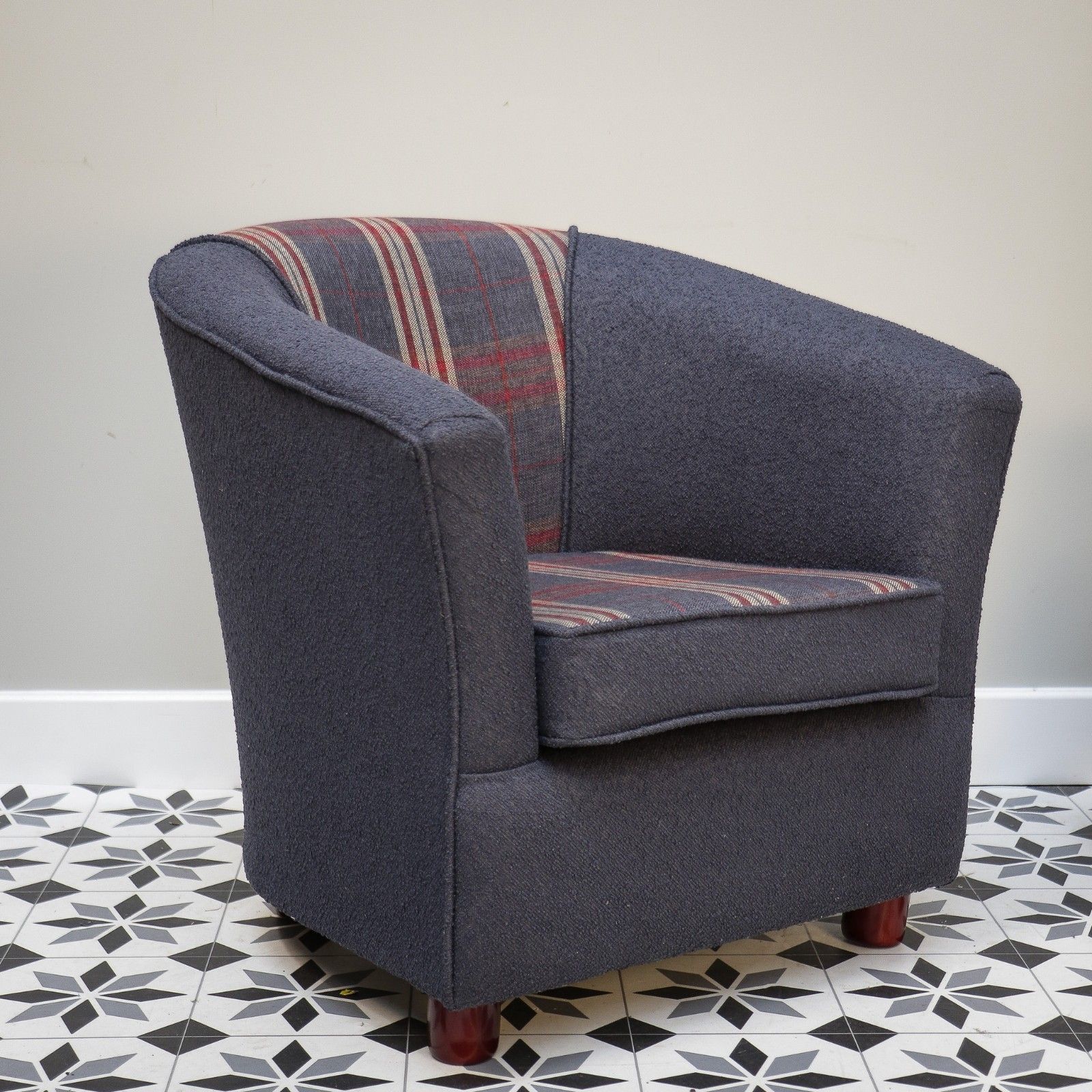 photo vinterior Upholstered Blue And Tartan Tub Chair
