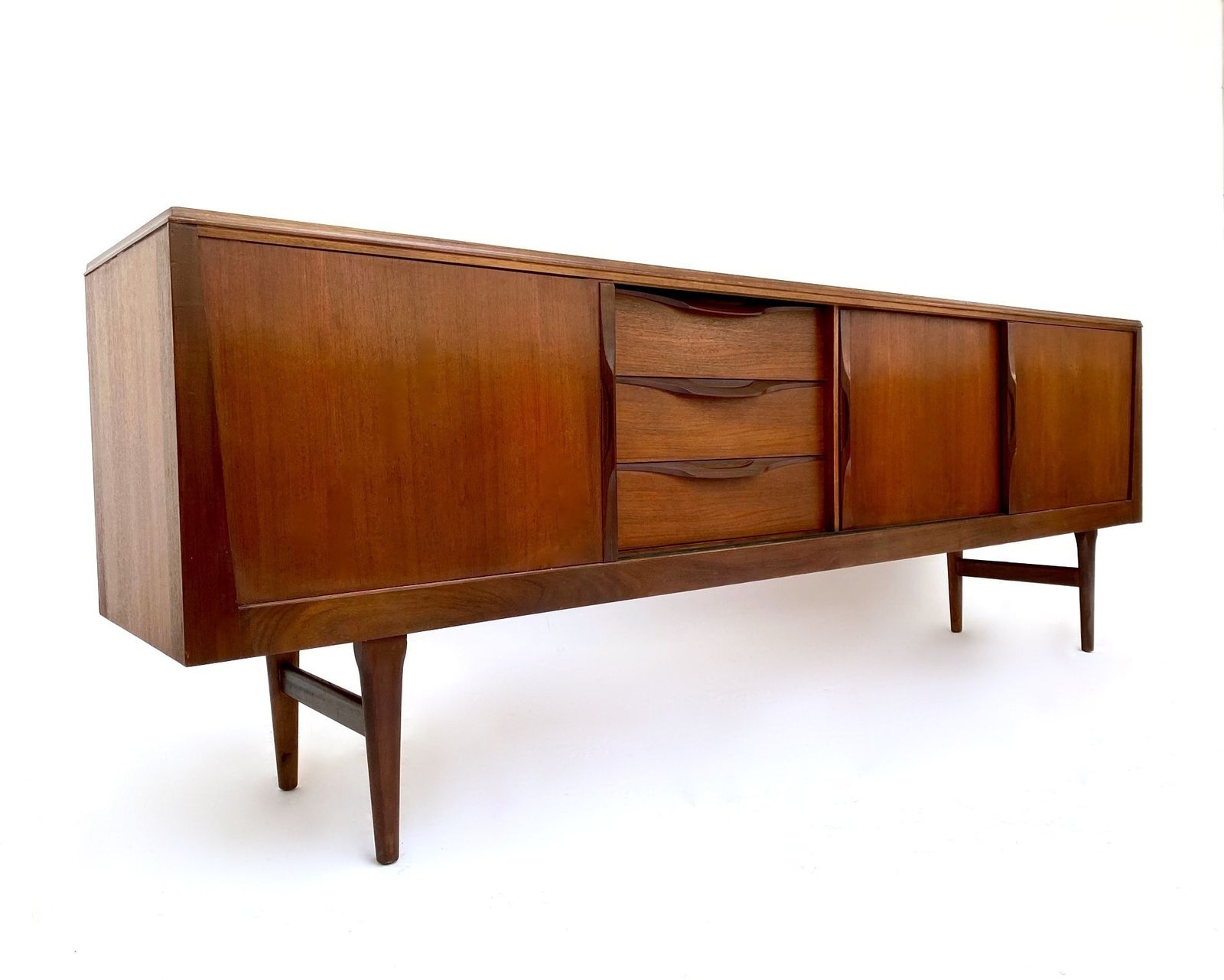 photo vinterior British Elliots Of Newbury Large Teak Sideboard With Sliding Doors Mid Century 1960s