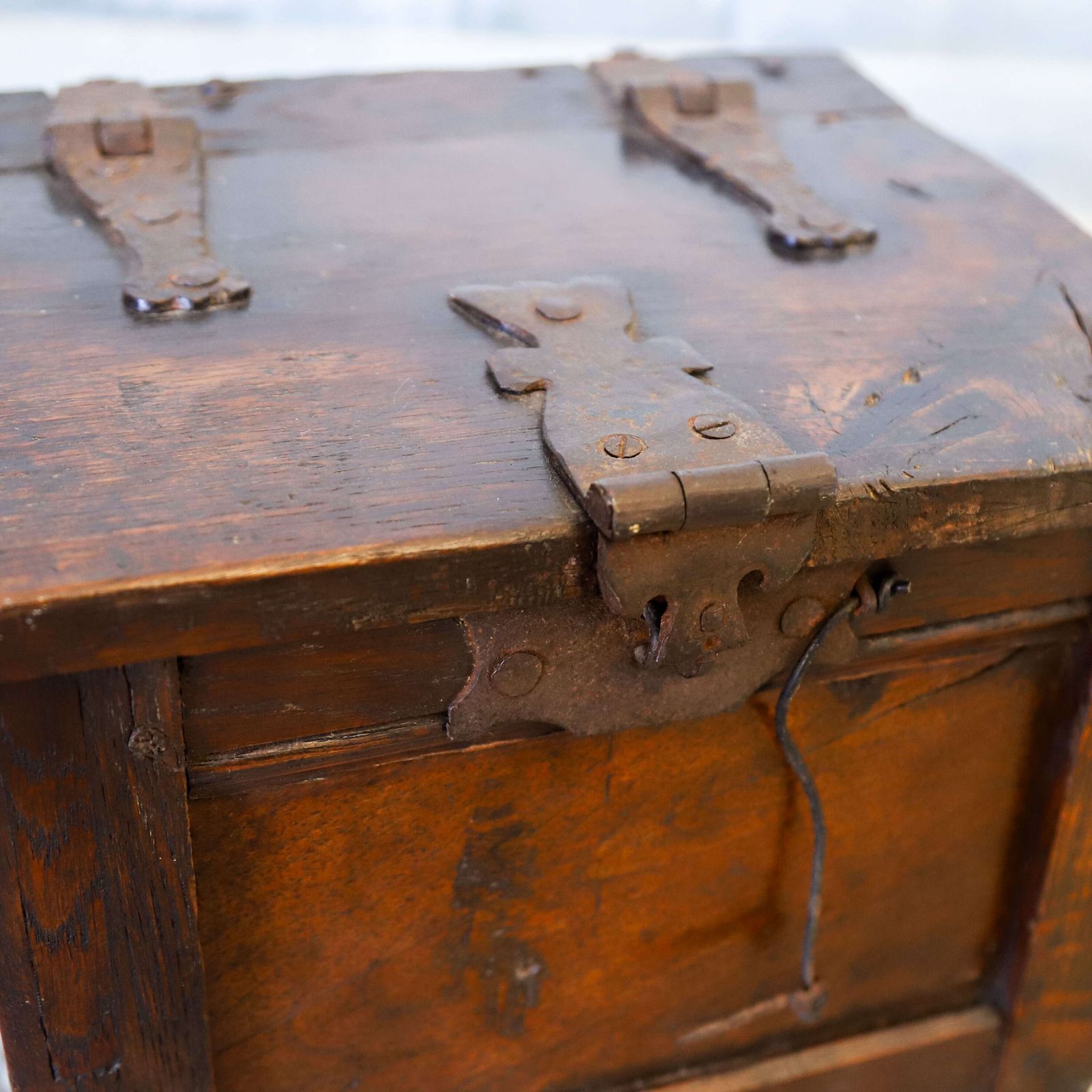 Oak Folk Art Casket Made In Circa 1800 1830 Utilising Constituent Parts From 1512 Onwards photo vinterior