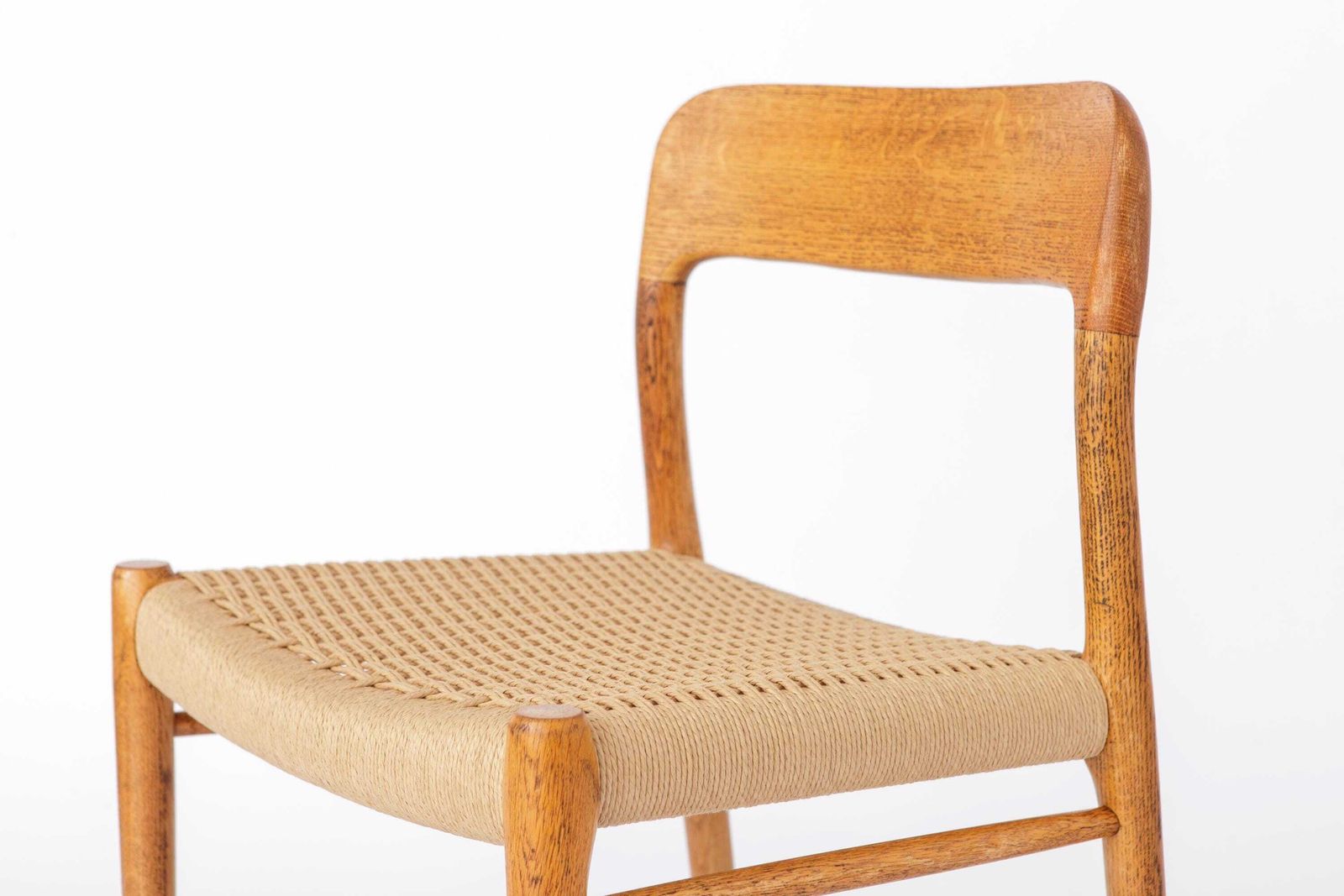 Niels Otto Møller Model 75 Eiken Eetkamerstoel, Ca. Jaren 1950 Deens Mid Century Modern | Vintage Papierkoord Zitting, Moller Chair photo for sale