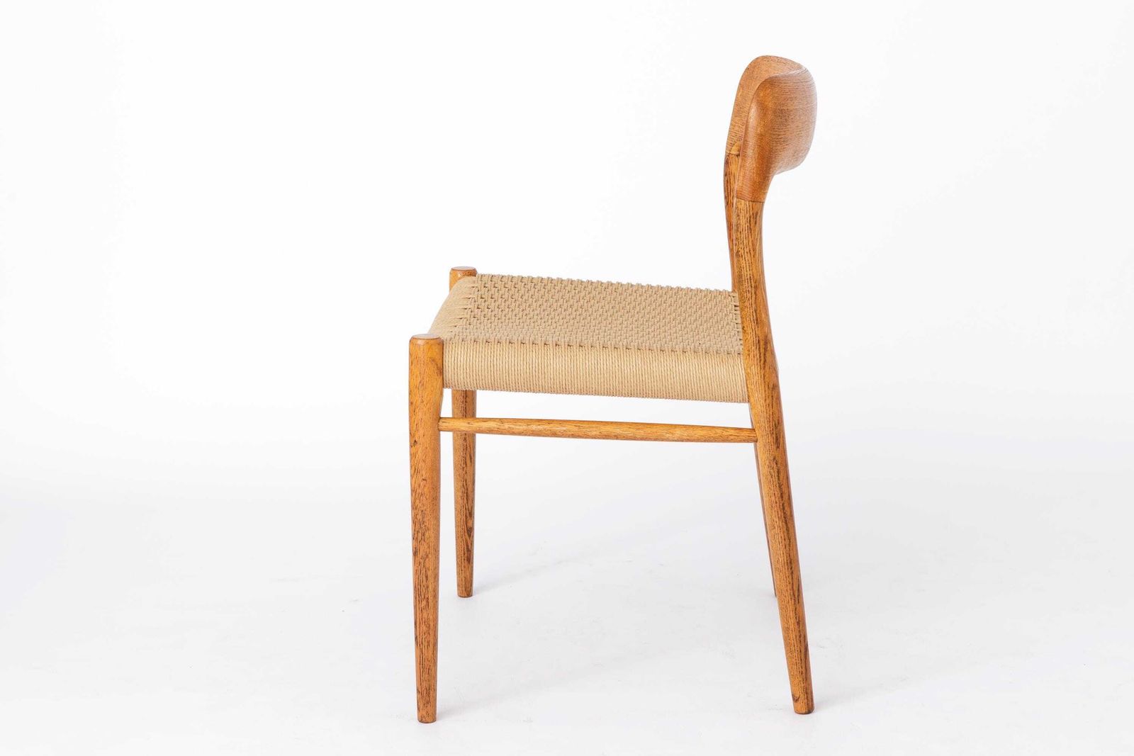 Niels Otto Møller Model 75 Eiken Eetkamerstoel, Ca. Jaren 1950 Deens Mid Century Modern | Vintage Papierkoord Zitting, Moller Chair photo vinterior