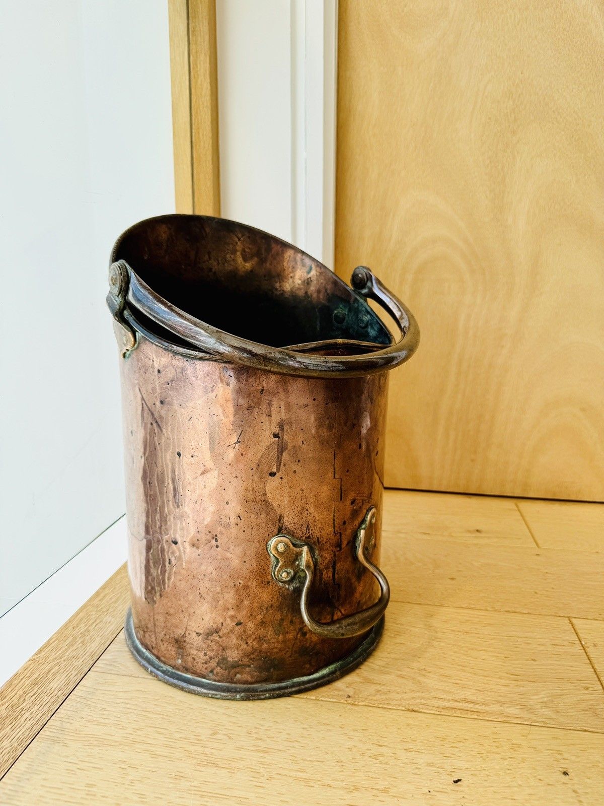 photo vintage Large Antique Country House Coal Bin, English Copper, Fireside Keeper, Victorian