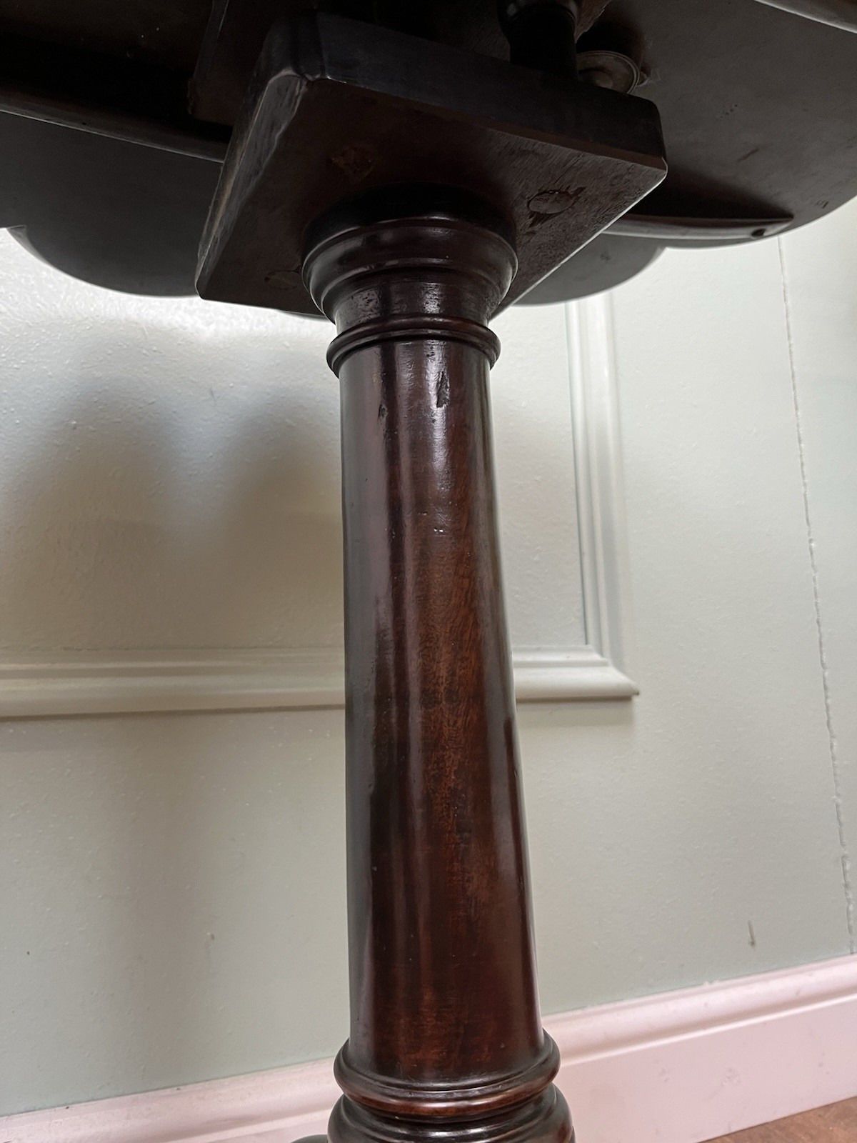 Furniture Superior Quality Antique George II Mahogany Pie Crust Tripod Table, Georgian photo