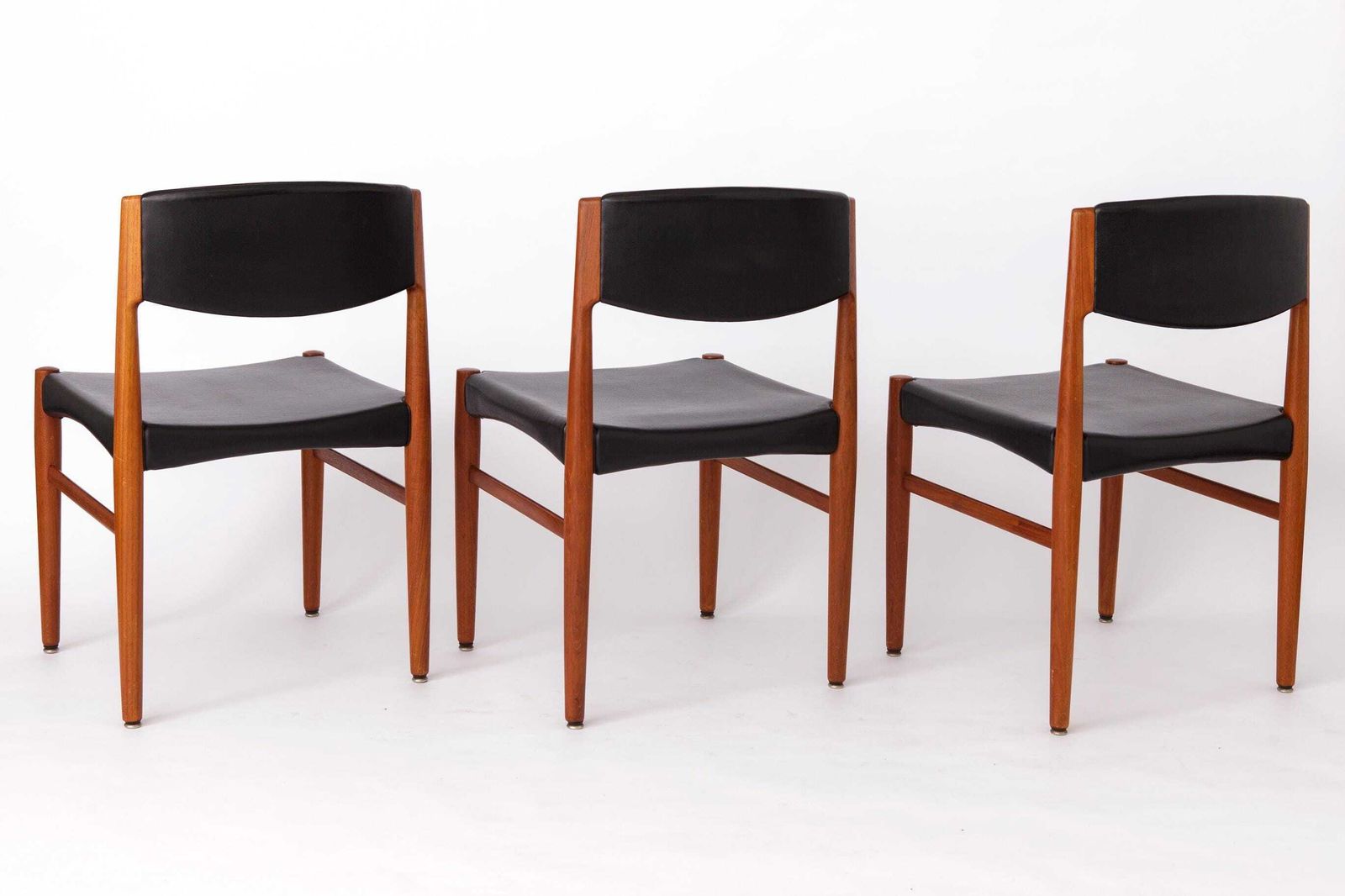 Set Van 4 Grete Jalk Teakhouten Eetkamerstoelen Voor Glostrup, Jaren 1960 | Deense Mid Century Modern Vintage Stoelen Met Zwarte Leren Zittingen photo vinterior