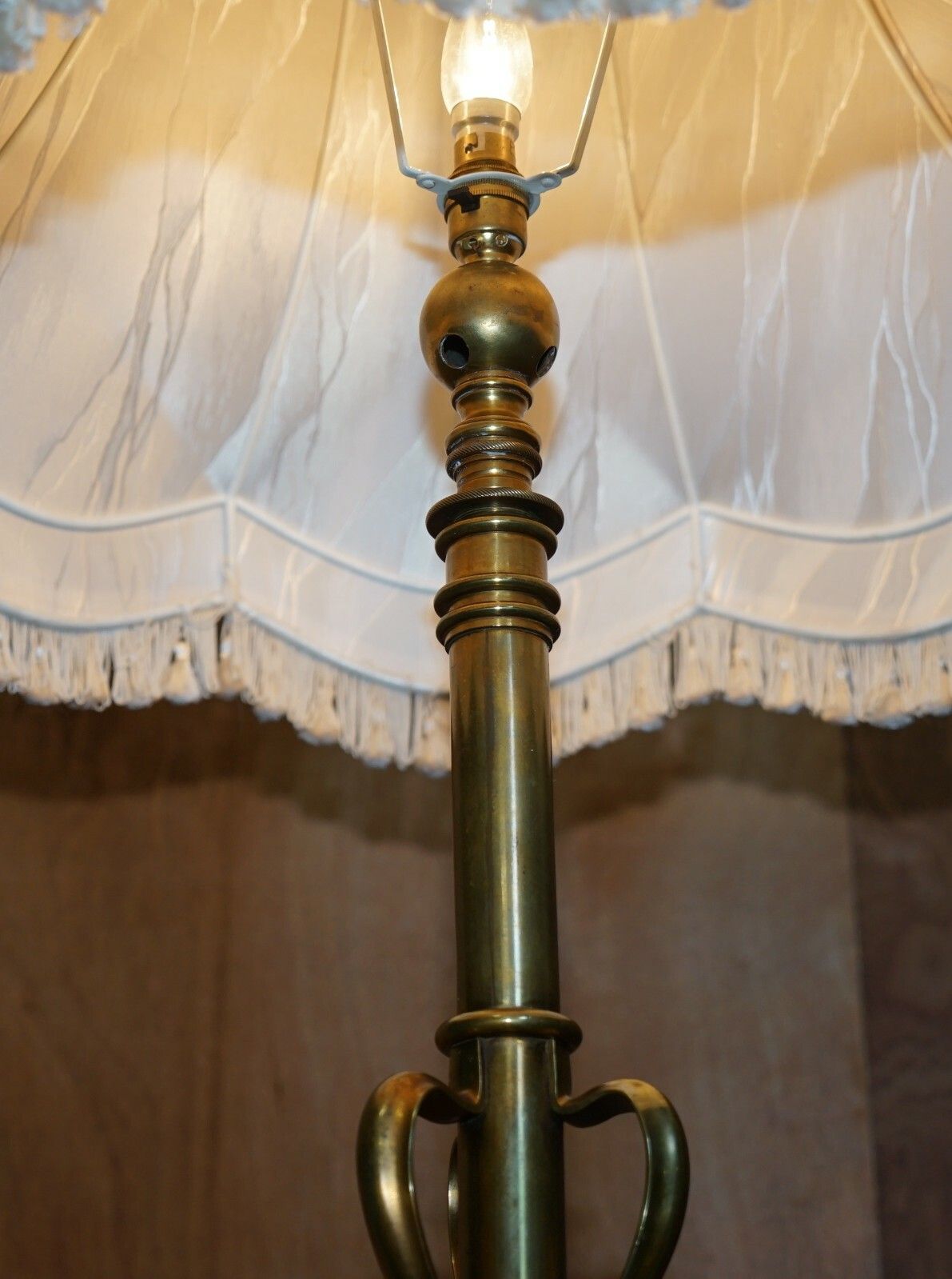 photo furniture Antique Art Nouveau Floor Standing Lamp Height Adjustable Brass Sculptured Frame