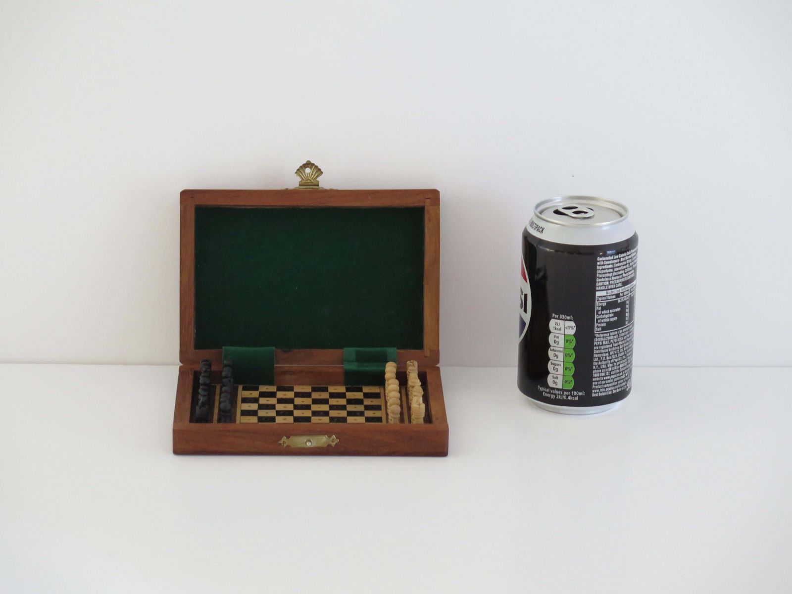 photo vintage Miniature Travelling Chess Set Game Handmade In Walnut Inlaid Box, Circa 1940s