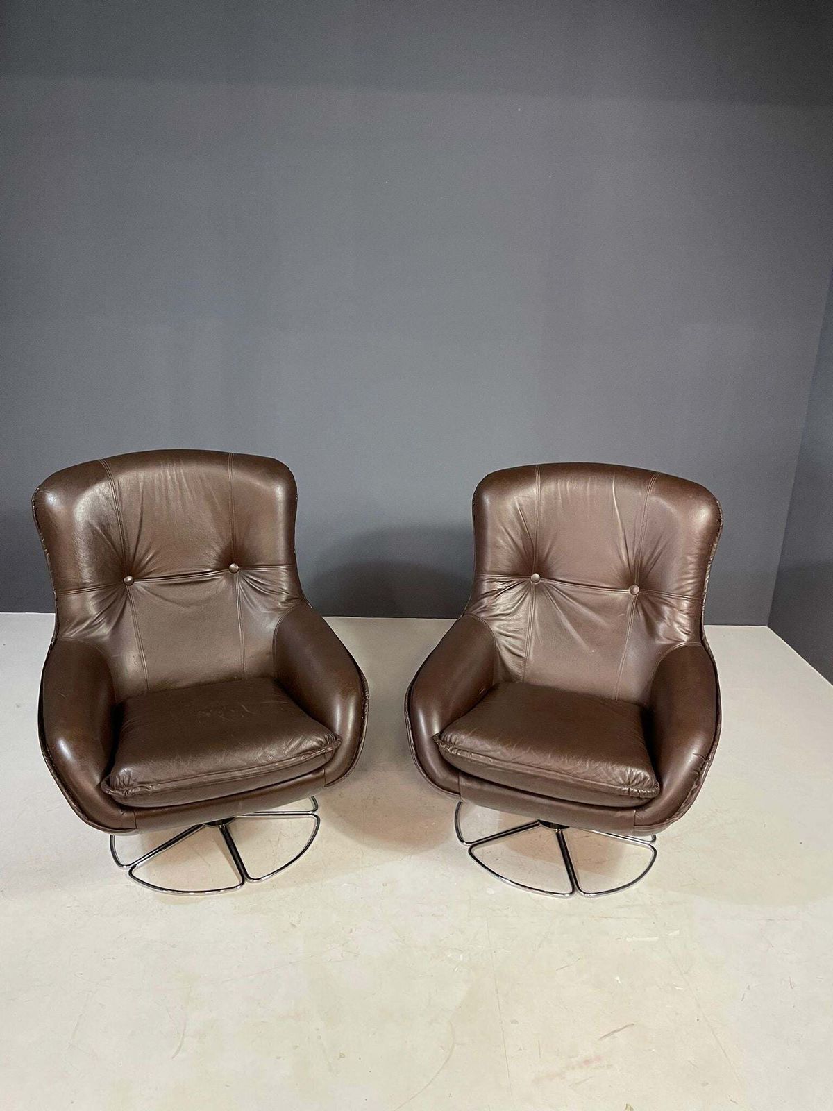 1085.0 Pair Of Leather Swivel Armchairs By Peem, Finland, 1970s photo