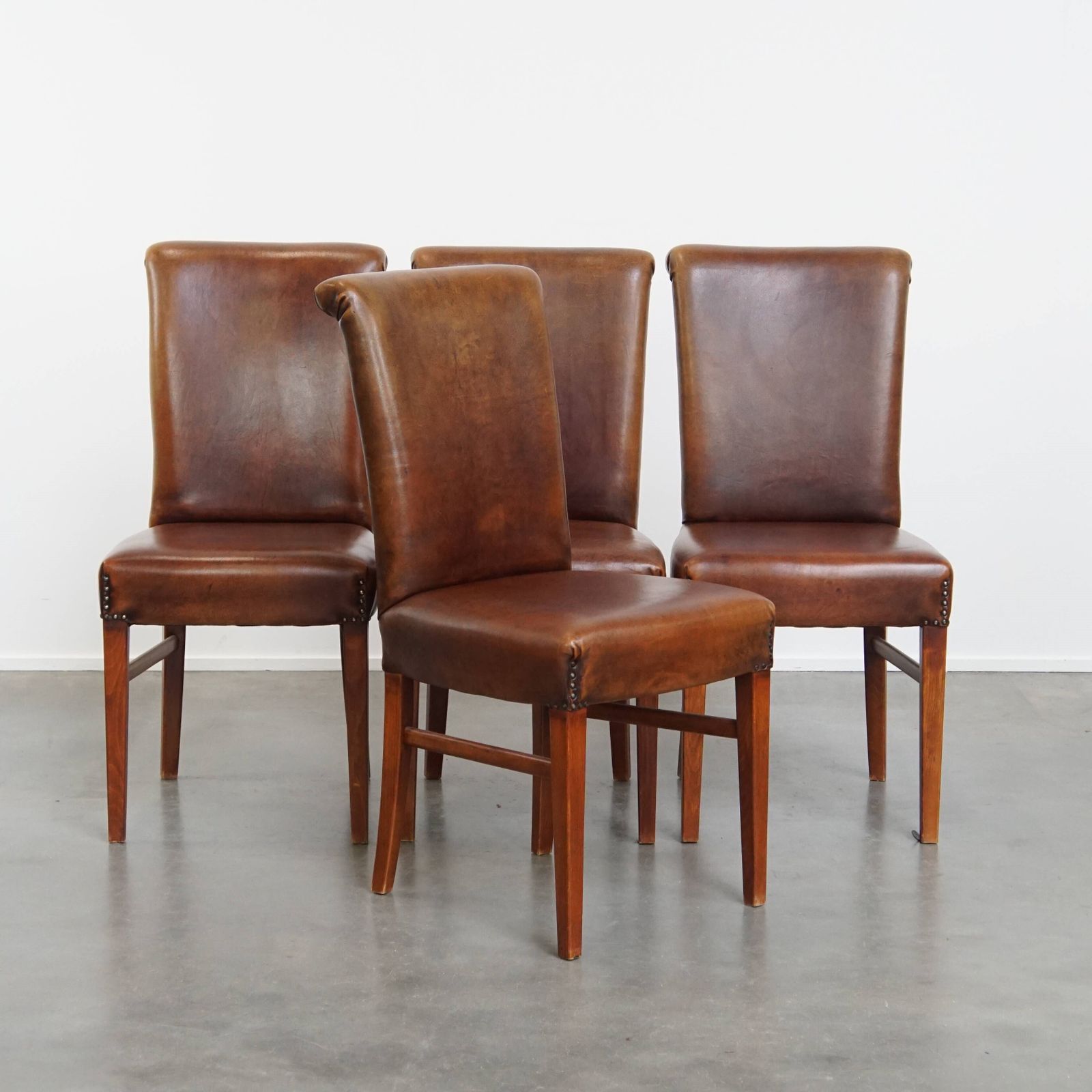 Timeless Set Of 4 Stately, Comfortable Dining Chairs Made Of Sheepskin With A Decorative Nail Finish