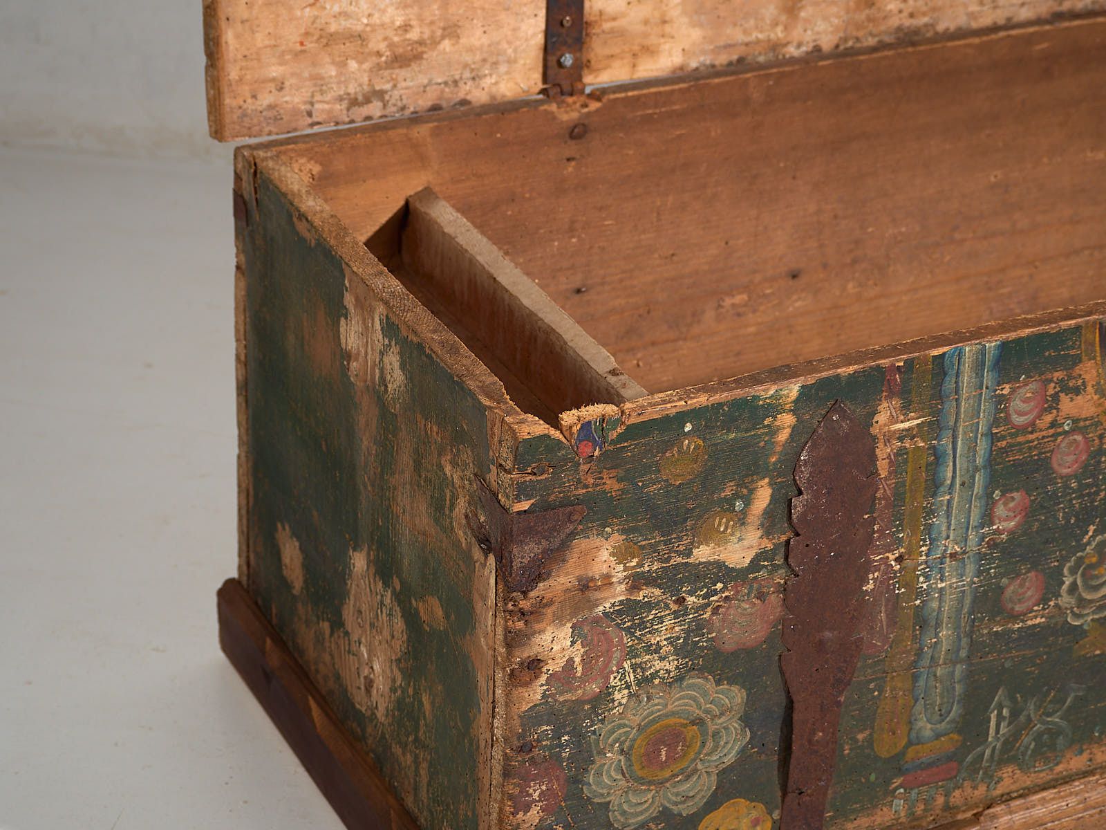 Antique Hand Painted Trunk With Floral Motifs (Year 1869) #98 photo 1441.0