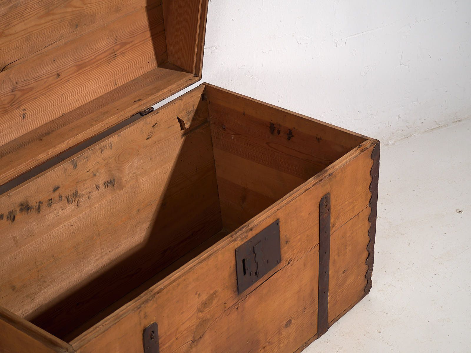 Antique Trunk With Metal Structure (C.1900) #80 photo Furniture