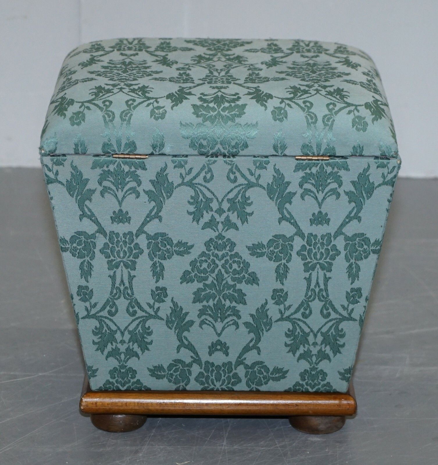 photo furniture Exquisite Silk Upholstered Victorian Style Ottoman Stool Footstool With Storage