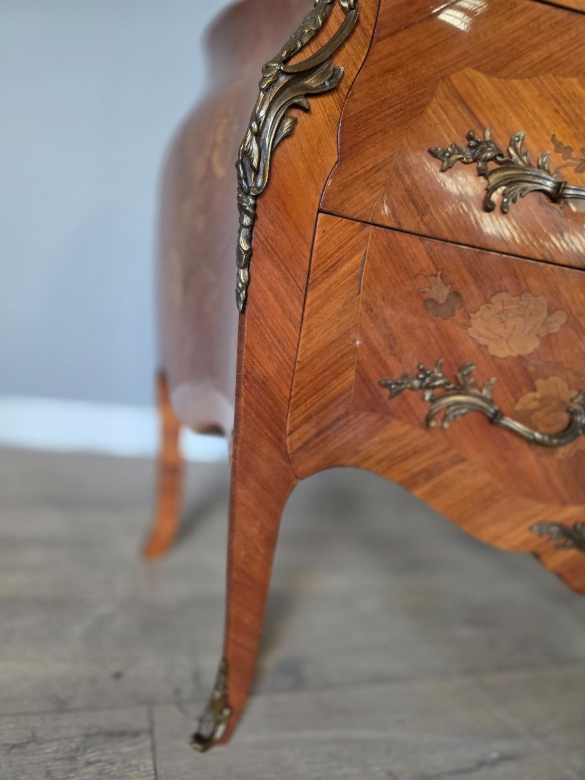 photo vintage Antique French Inlaid Marble Top Commode/Chest