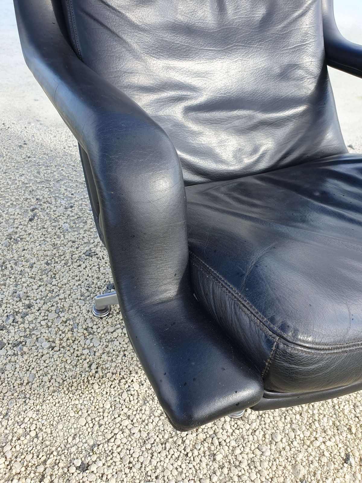 Geoffrey Harcourt For Artifort, Holland, A Model F152 Black Leather Swivel Chair. 1972. photo buy