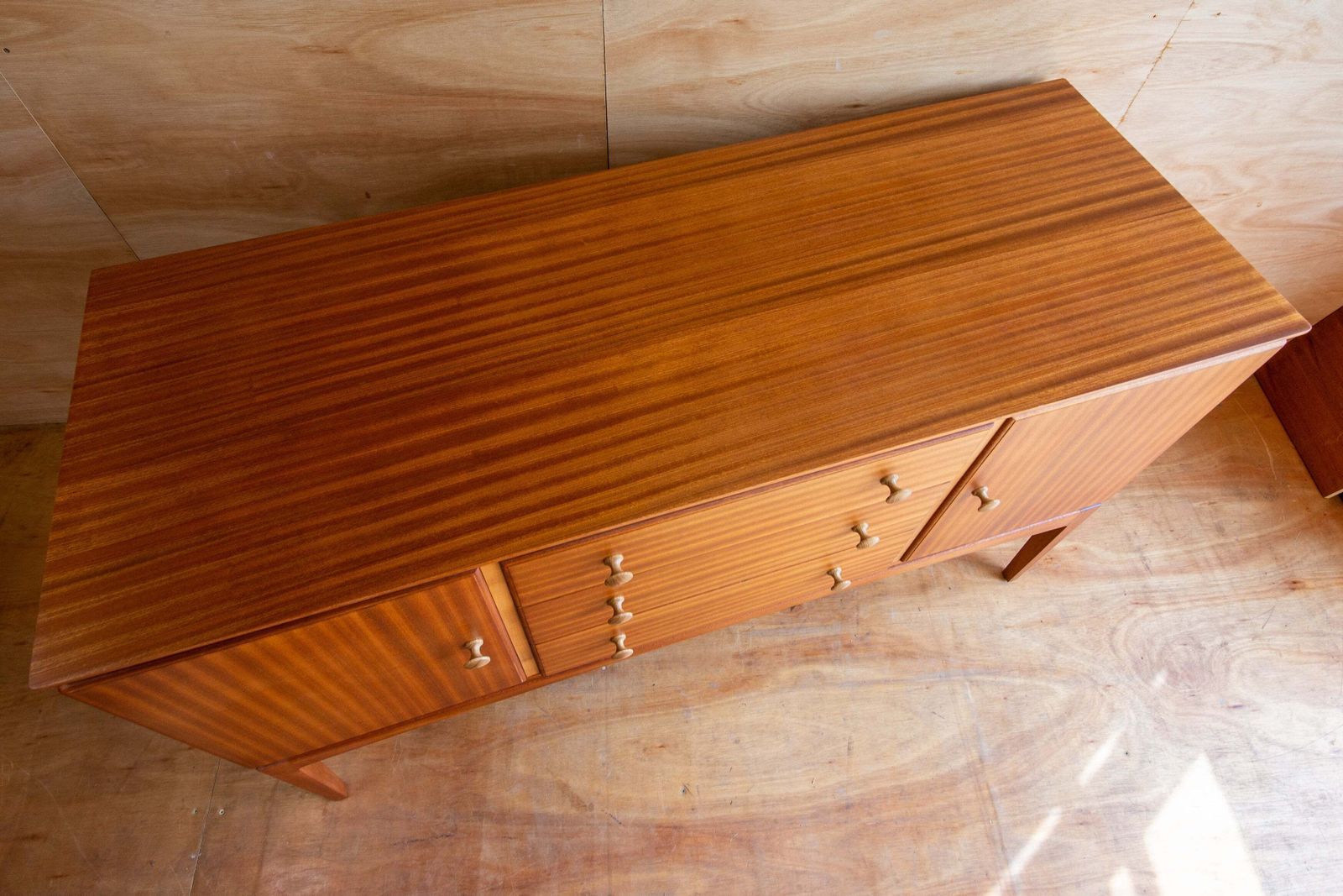 photo vintage Mid Century Teak Sideboard