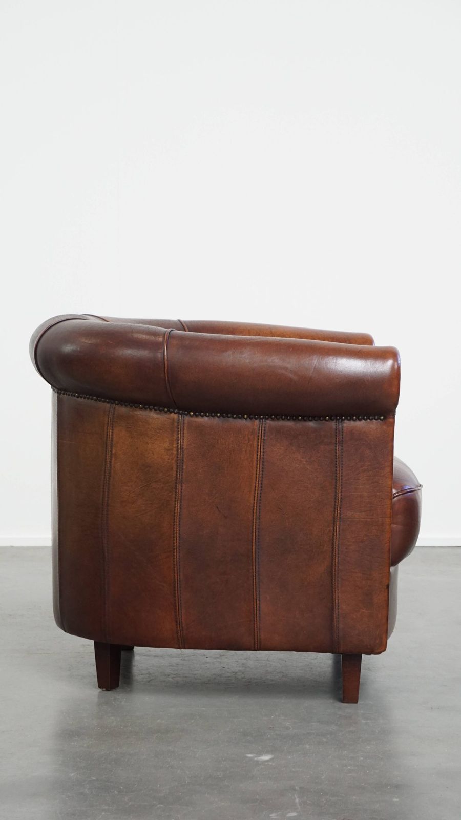 Elegante Schapenleren Club Fauteuil In Een Mooie Donkere Cognackleur photo for sale