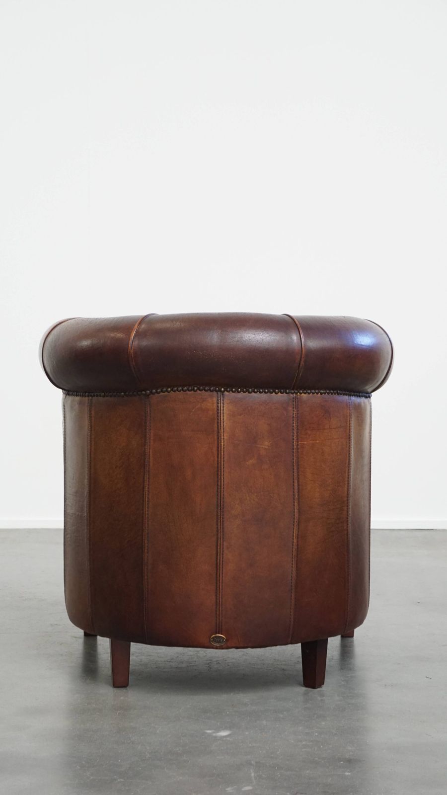 Elegante Schapenleren Club Fauteuil In Een Mooie Donkere Cognackleur photo Meubels