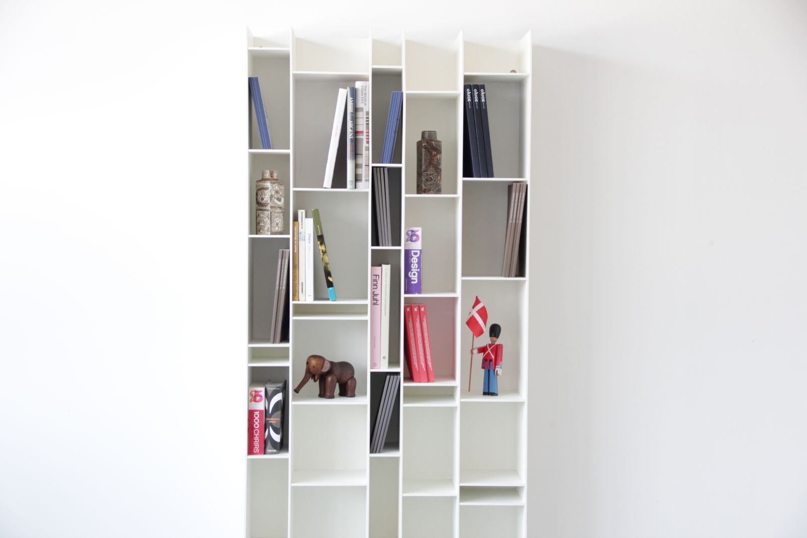 White Ramdom Shelve Par Neuland Industriedesign For Mdf Italia photo Furniture