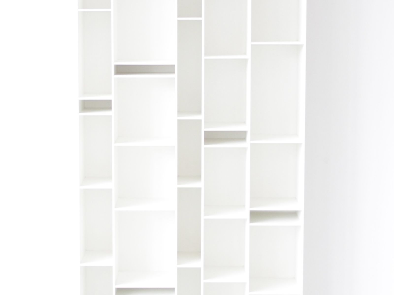 White Ramdom Shelve Par Neuland Industriedesign For Mdf Italia photo 1650.0