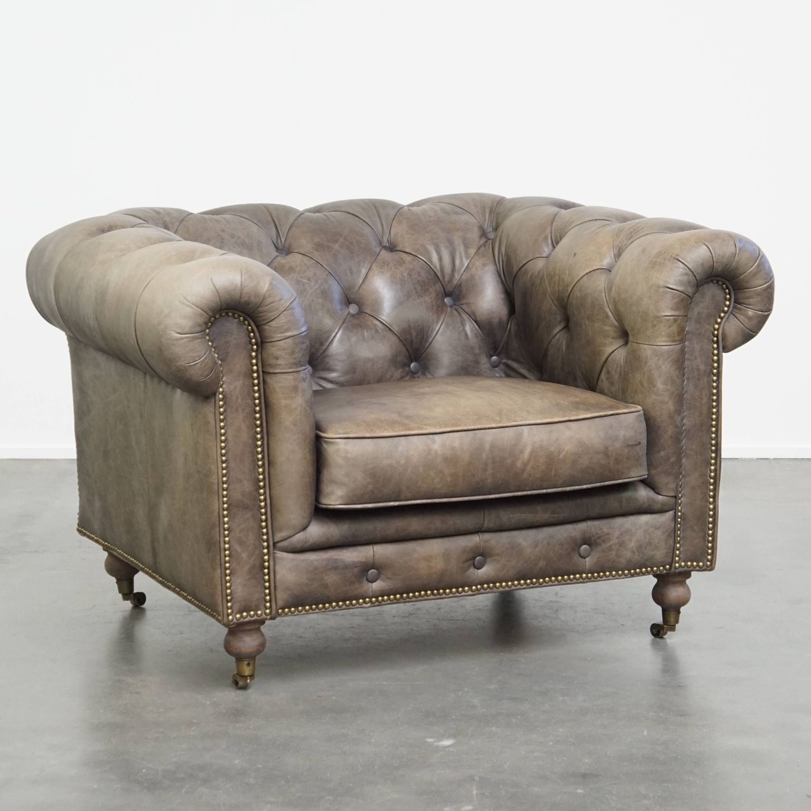 Ruime Grijze Koehuidenleren Chesterfield Club Fauteuil In Engelse Stijl Op Wieltjes