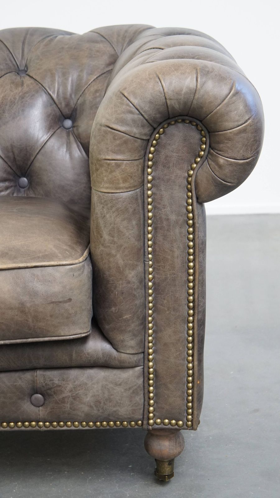 photo furniture Ruime Grijze Koehuidenleren Chesterfield Club Fauteuil In Engelse Stijl Op Wieltjes