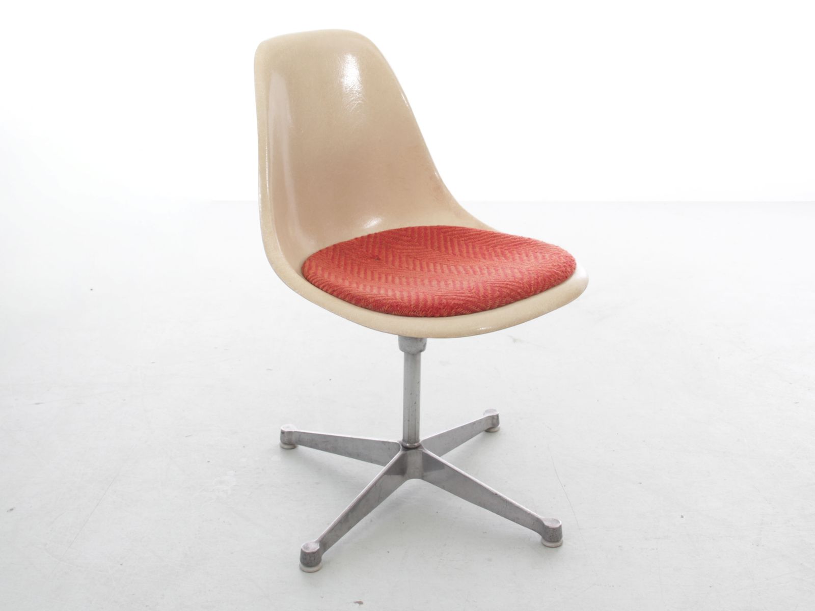 Set Of 4 Space Age Swivel Chairs. Original Upholstery. Charles Eames – Herman Miller. photo buy