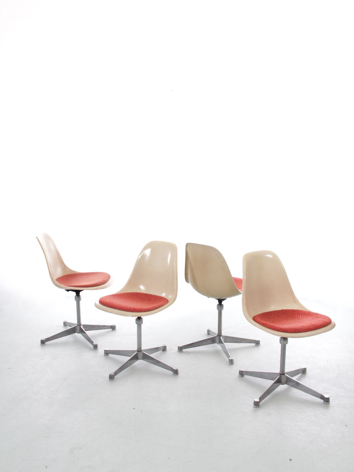 Furniture Set Of 4 Space Age Swivel Chairs. Original Upholstery. Charles Eames – Herman Miller. photo