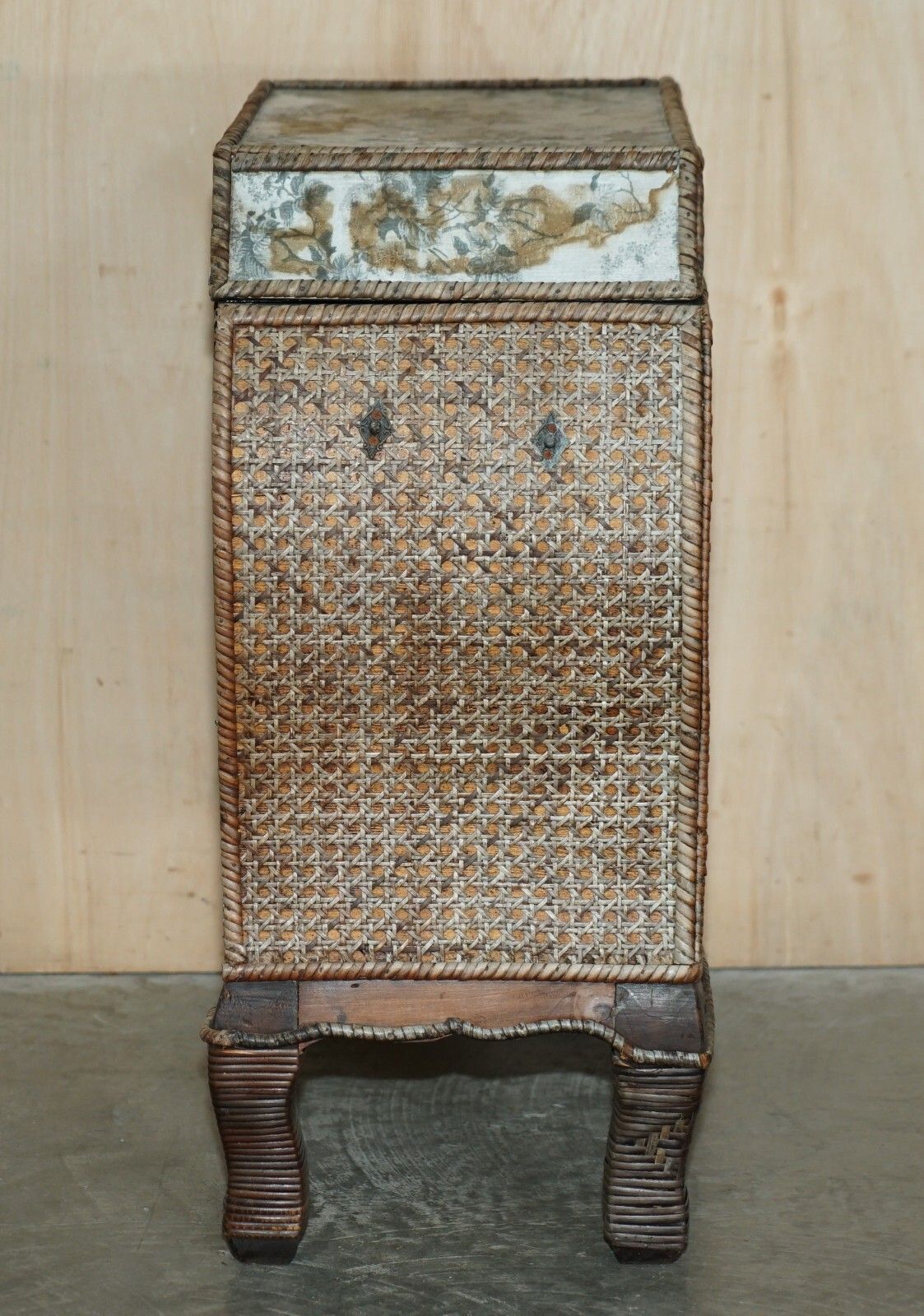 photo furniture Lovely Vintage Chinese Wine Side Table Cabinet With Bottle & Glass Storage