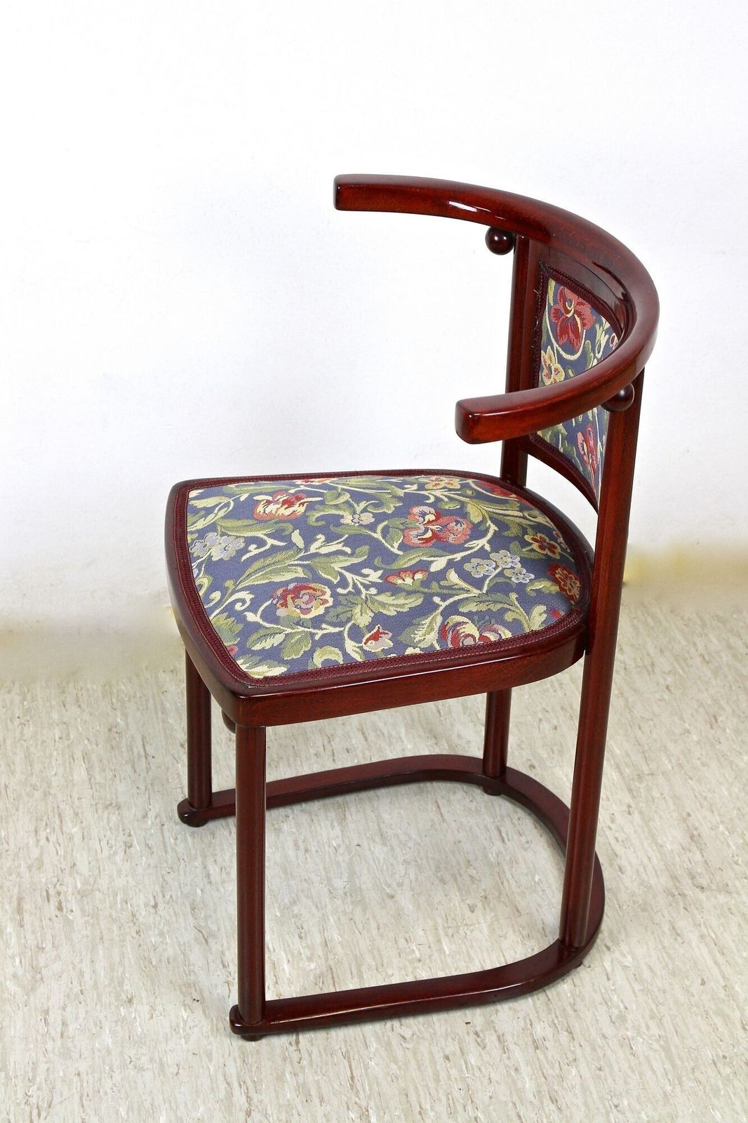 photo vinterior 20th Century Art Nouveau "Fledermaus" Bentwood Seating Set By Kohn, At Ca. 1907