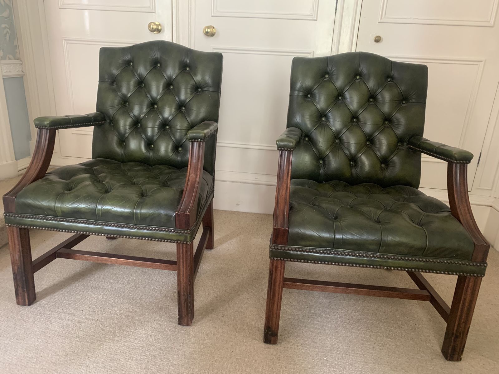 922.0 Pair Of Dark Green Leather Chesterfield Style Button Back Library Armchairs | Millbrook 20th Century photo