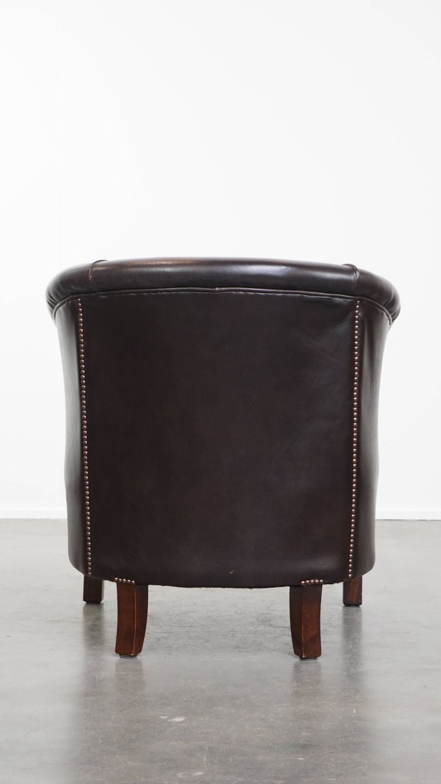 Elegante En Comfortabele Engelse Stijl Leren Club Fauteuil In Een Mooie Donkere Kleur photo Meubels