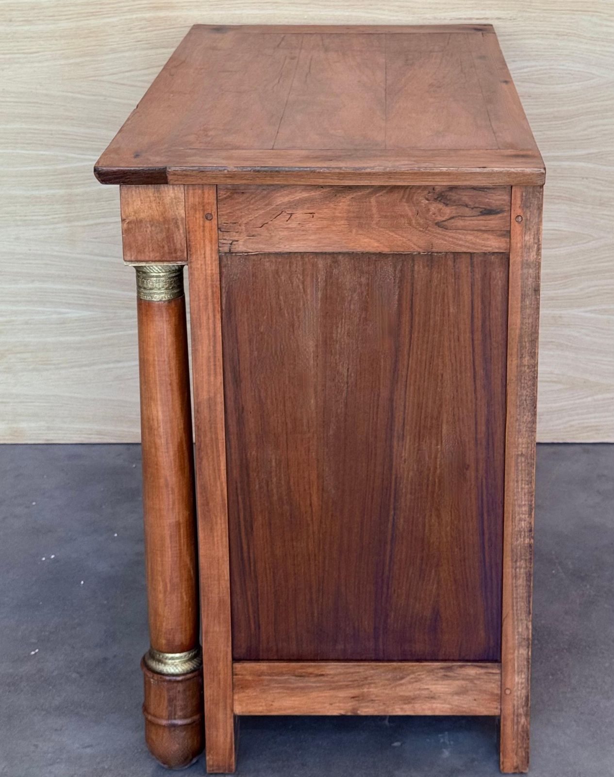 photo furniture Commode Empire française à quatre tiroirs en acajou, bords dorés, vers 1830