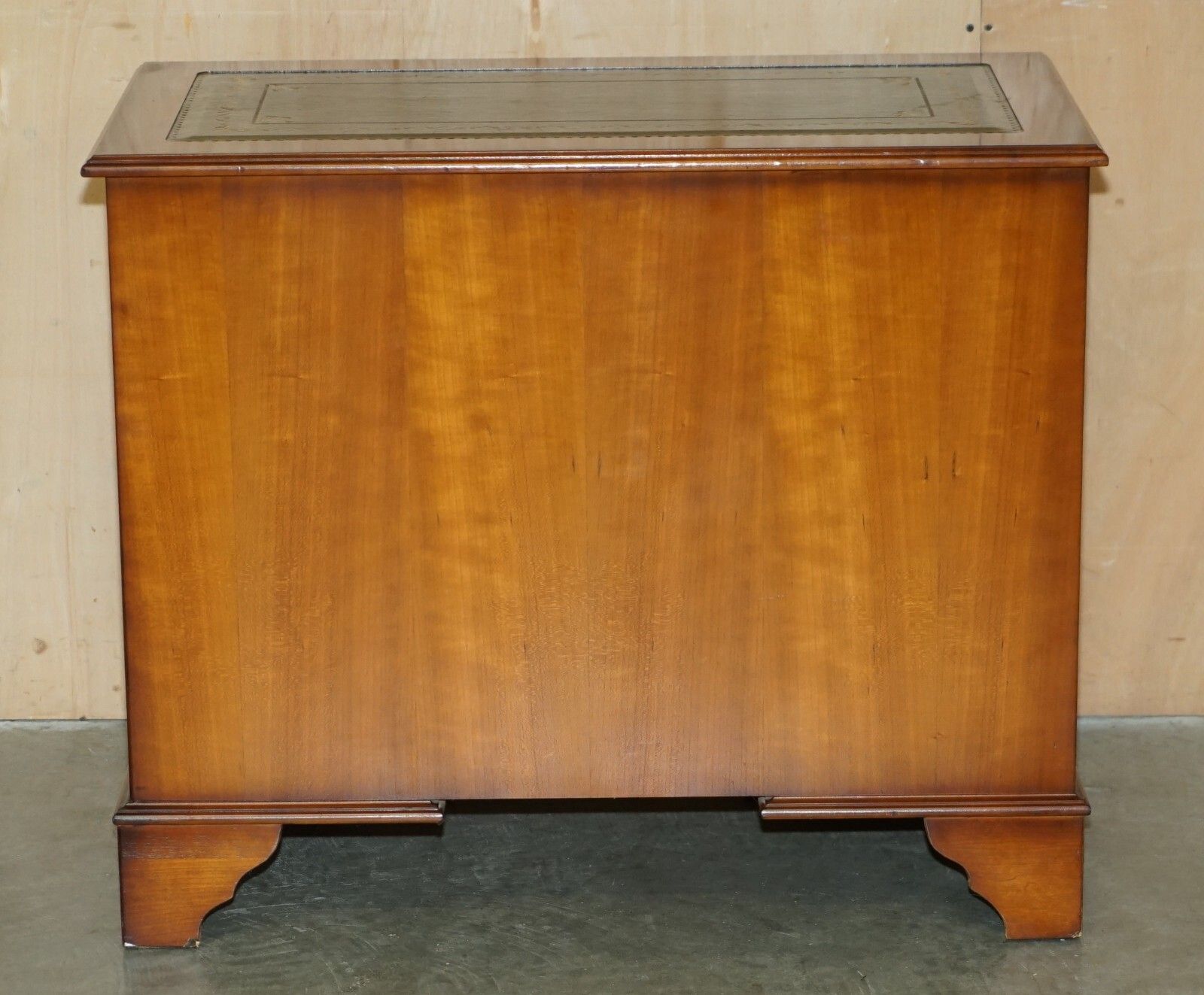 photo vintage Stunning Small Burr & Burl Yew Wood With Green Leather Top Twin Pedestal Desk