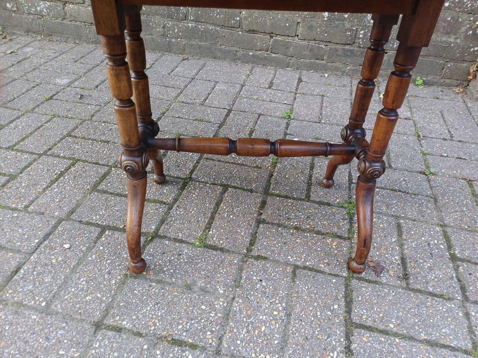 photo furniture Antique Mahogany Victorian Drop Leaf Sutherland Pembroke Side Table C1880 Compact Occasional Lamp Table With Turned Legs Occasional