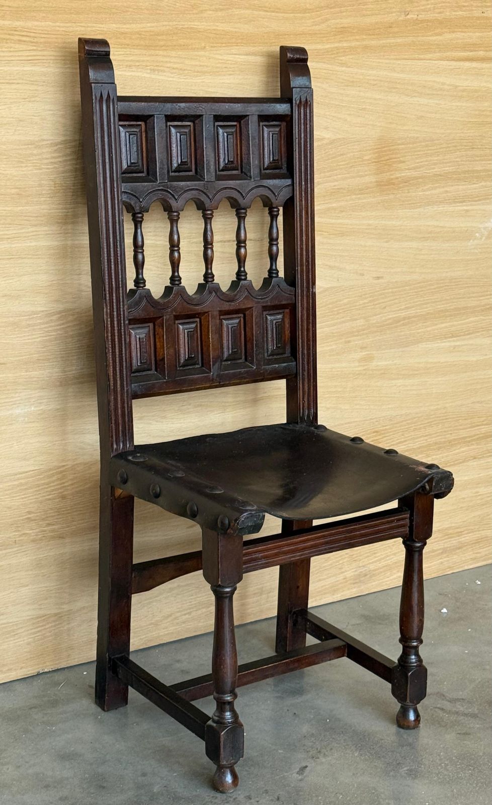 Ensemble de six chaises espagnoles d'époque XIXe siècle, assise et dossier en cuir, sculptées à la main photo 5982.0