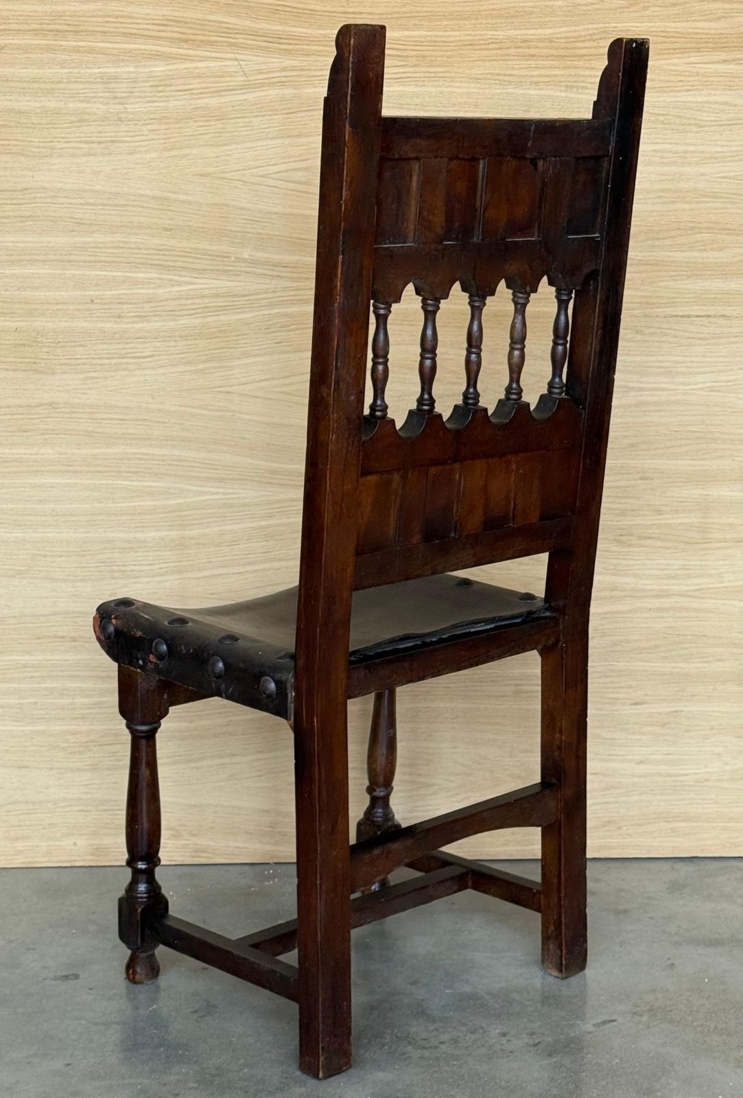 Ensemble de six chaises espagnoles d'époque XIXe siècle, assise et dossier en cuir, sculptées à la main photo buy
